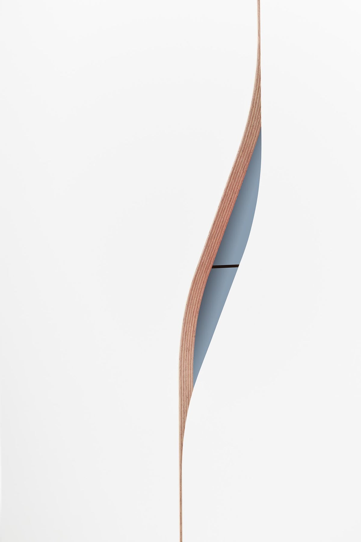 Plane Schrank V6 in Weiss / Silbertannenblau präsentiert im Onlineshop von KAQTU Design AG. Drehtürenschrank ist von Müller Möbelwerkstätten
