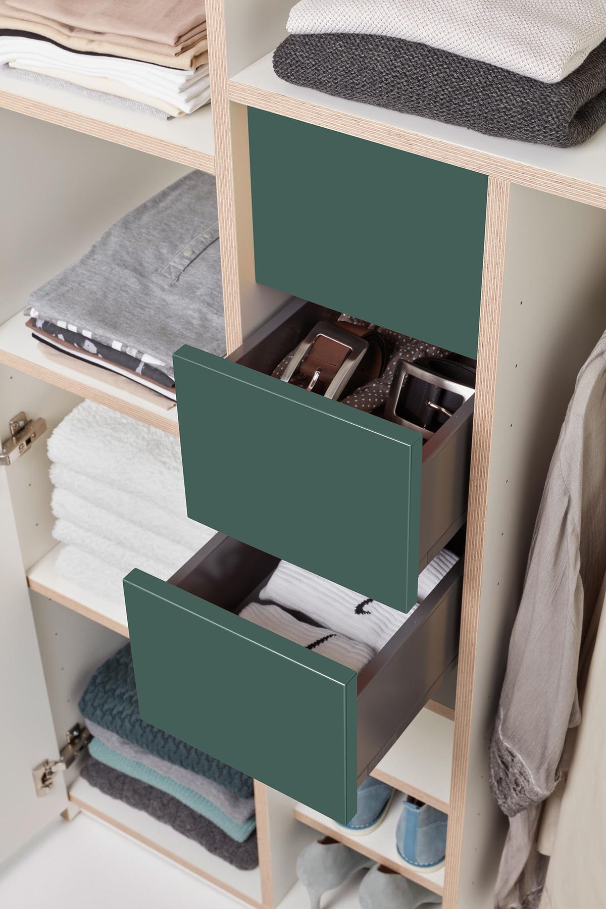 Plane Schrank V2 in Weiss / Moselgrün präsentiert im Onlineshop von KAQTU Design AG. Drehtürenschrank ist von Müller Möbelwerkstätten