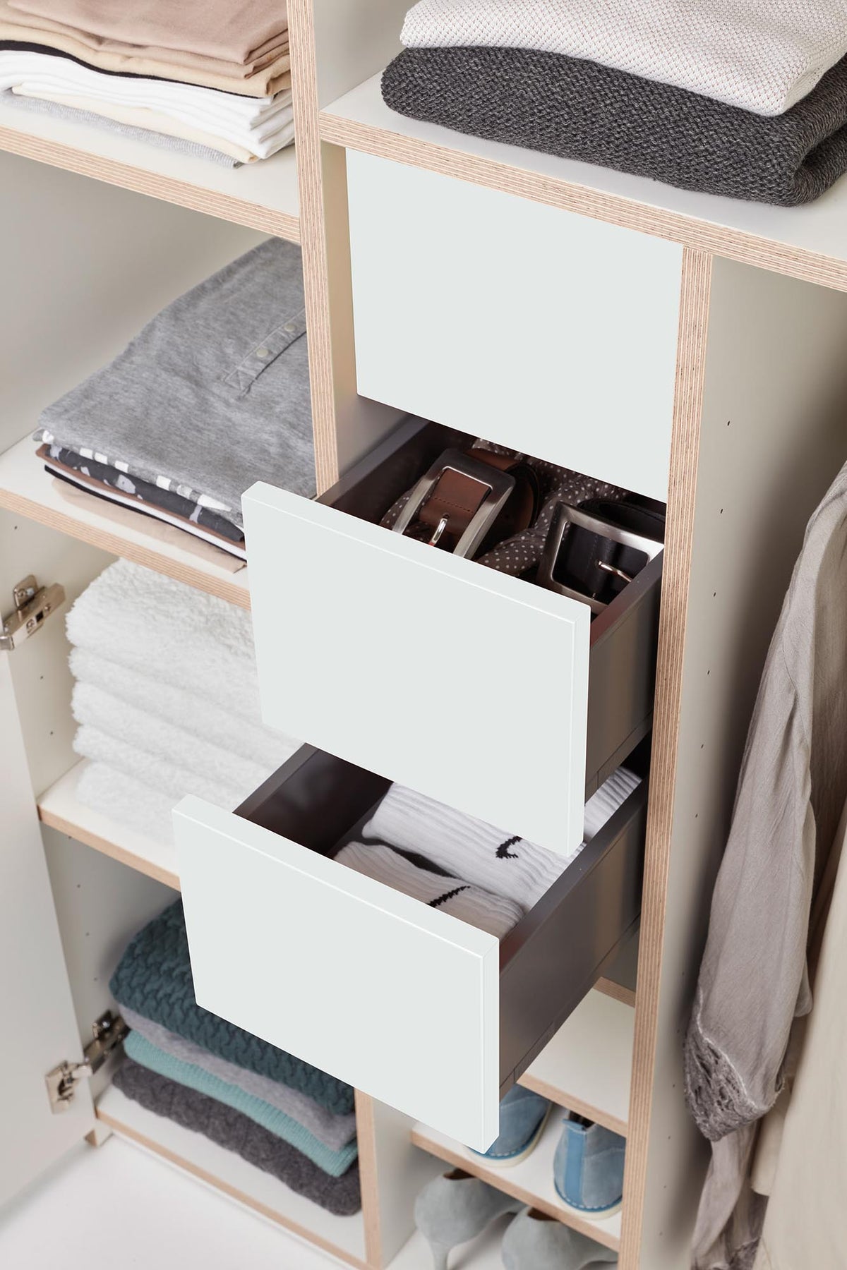 Plane Schrank V6 in Weiss / Aquarellweiss präsentiert im Onlineshop von KAQTU Design AG. Drehtürenschrank ist von Müller Möbelwerkstätten