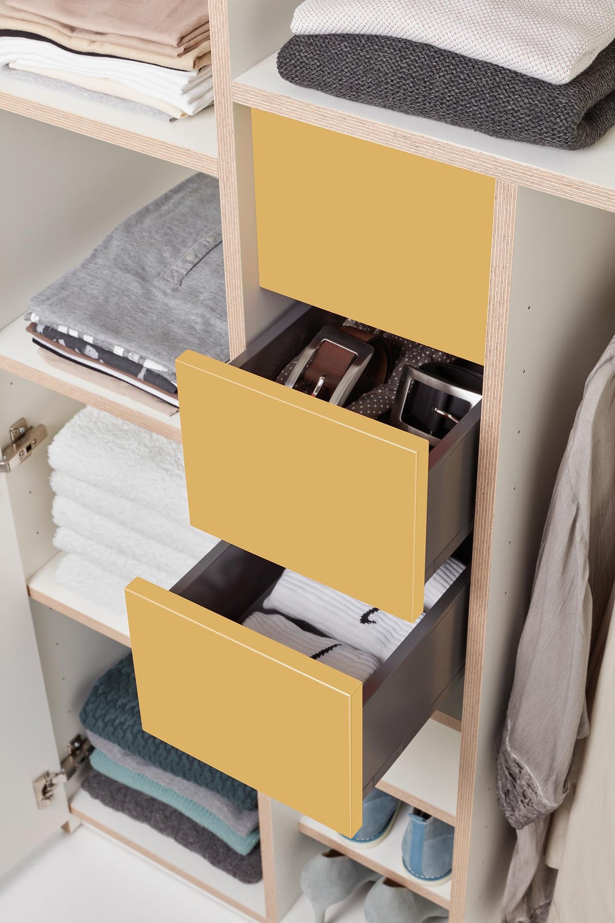 Plane Schrank V6 in Weiss / Bambusstiefgelb präsentiert im Onlineshop von KAQTU Design AG. Drehtürenschrank ist von Müller Möbelwerkstätten