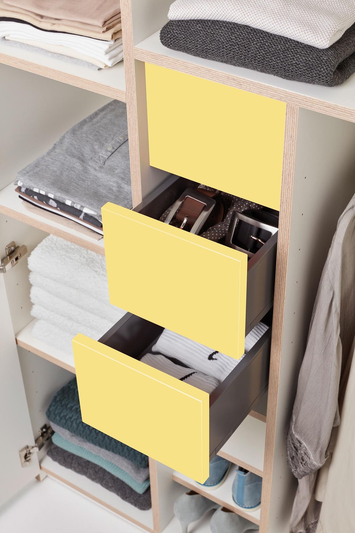 Plane Schrank V3 in Weiss / Dynamischgelb präsentiert im Onlineshop von KAQTU Design AG. Drehtürenschrank ist von Müller Möbelwerkstätten