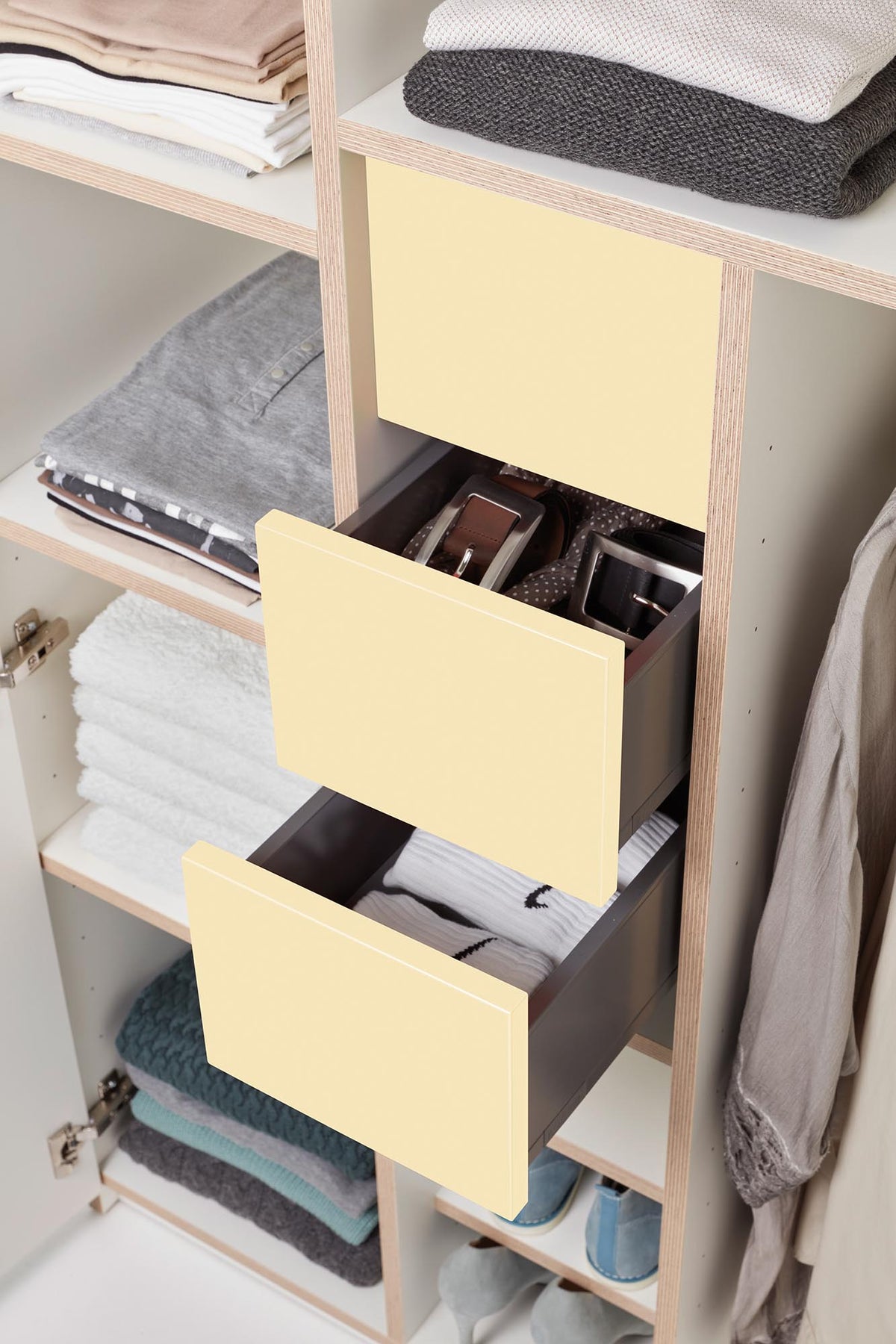 Plane Schrank V2 in Weiss / Wachsgelb präsentiert im Onlineshop von KAQTU Design AG. Drehtürenschrank ist von Müller Möbelwerkstätten