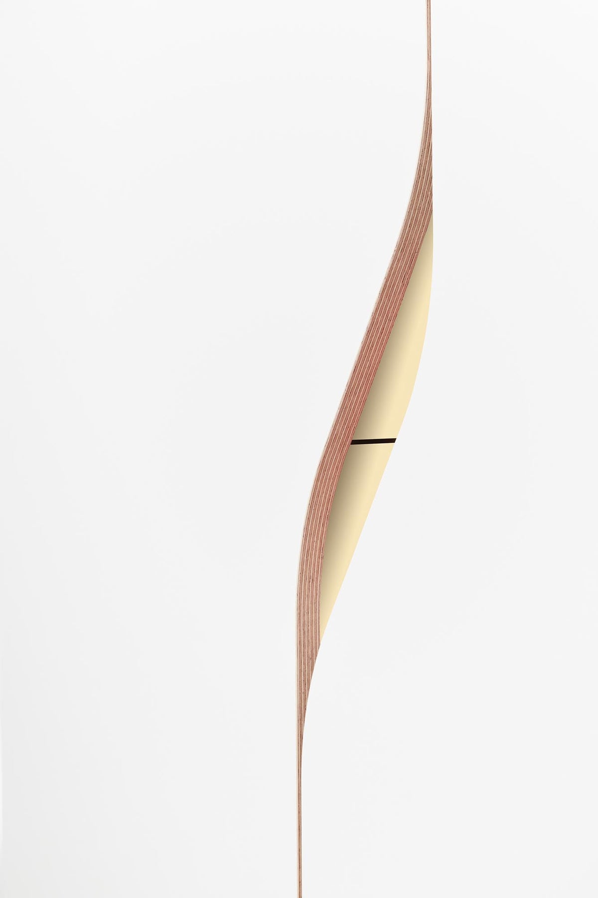 Plane Schrank V3 in Weiss / Wachsgelb präsentiert im Onlineshop von KAQTU Design AG. Drehtürenschrank ist von Müller Möbelwerkstätten
