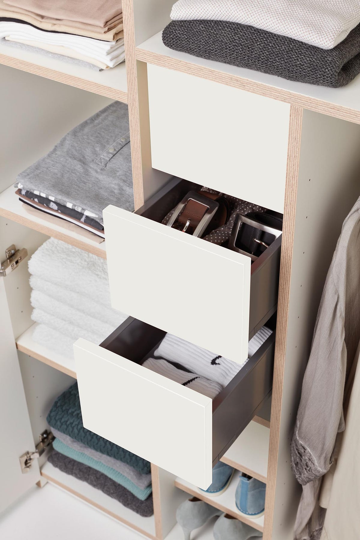 Plane Schrank V6 in Weiss / Brillantgelb präsentiert im Onlineshop von KAQTU Design AG. Drehtürenschrank ist von Müller Möbelwerkstätten