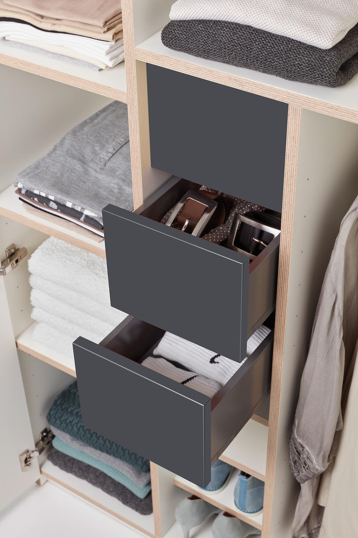 Plane Schrank V2 in Weiss / Graphitschwarz präsentiert im Onlineshop von KAQTU Design AG. Drehtürenschrank ist von Müller Möbelwerkstätten