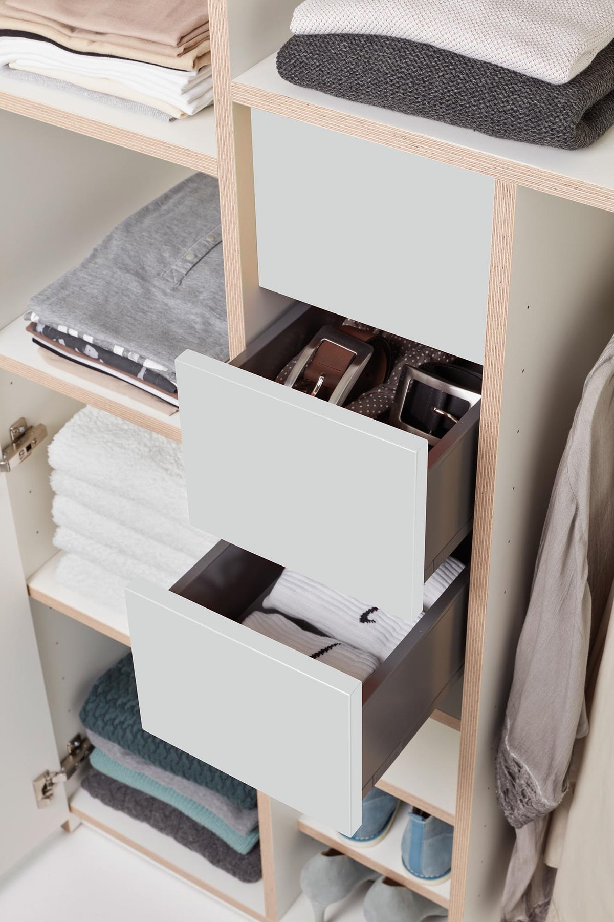 Plane Schrank V2 in Weiss / Lichtgrau präsentiert im Onlineshop von KAQTU Design AG. Drehtürenschrank ist von Müller Möbelwerkstätten