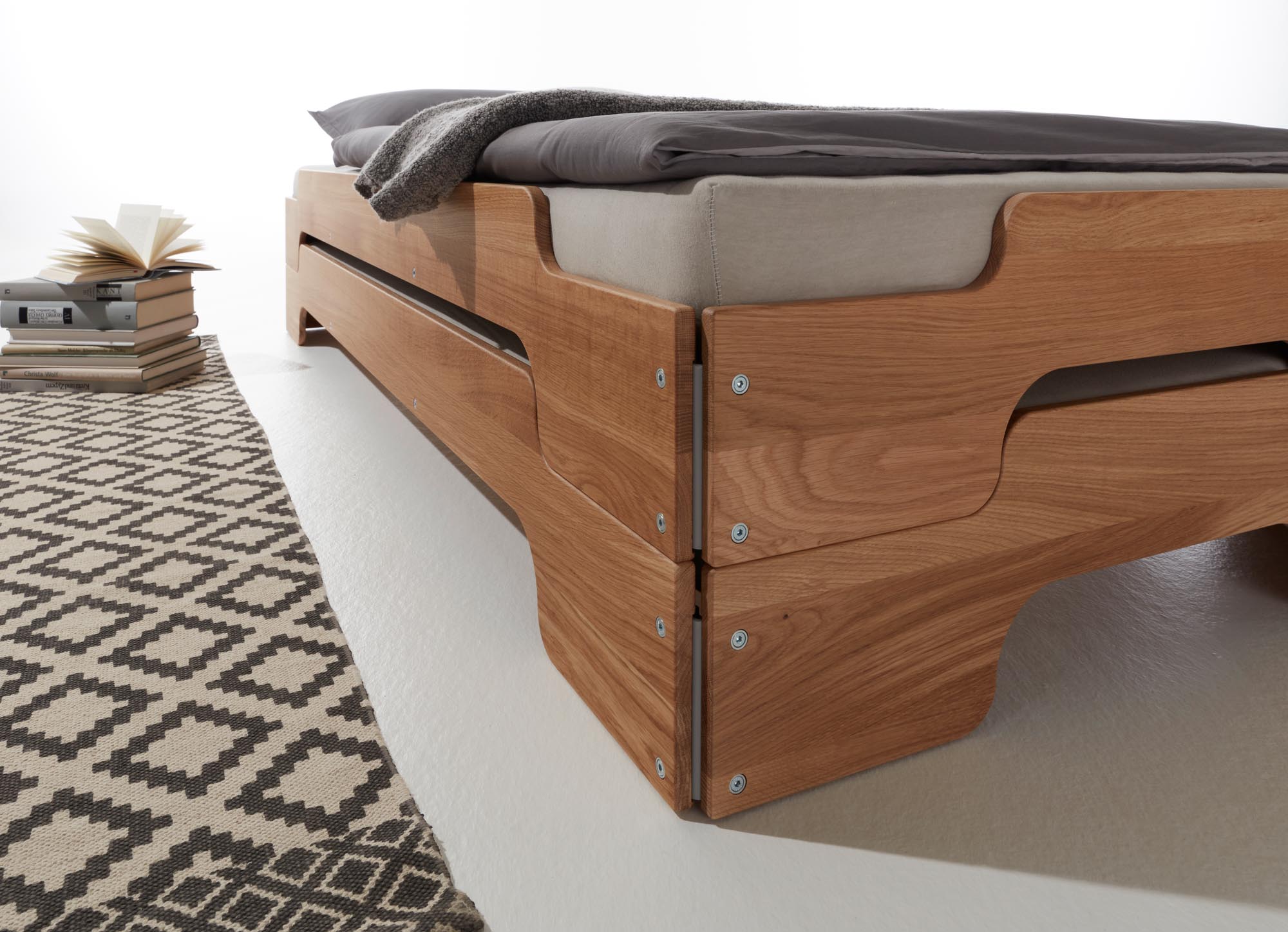 Stapelliege Klassik in Eiche massiv präsentiert im Onlineshop von KAQTU Design AG. Bett ist von Müller Möbelwerkstätten