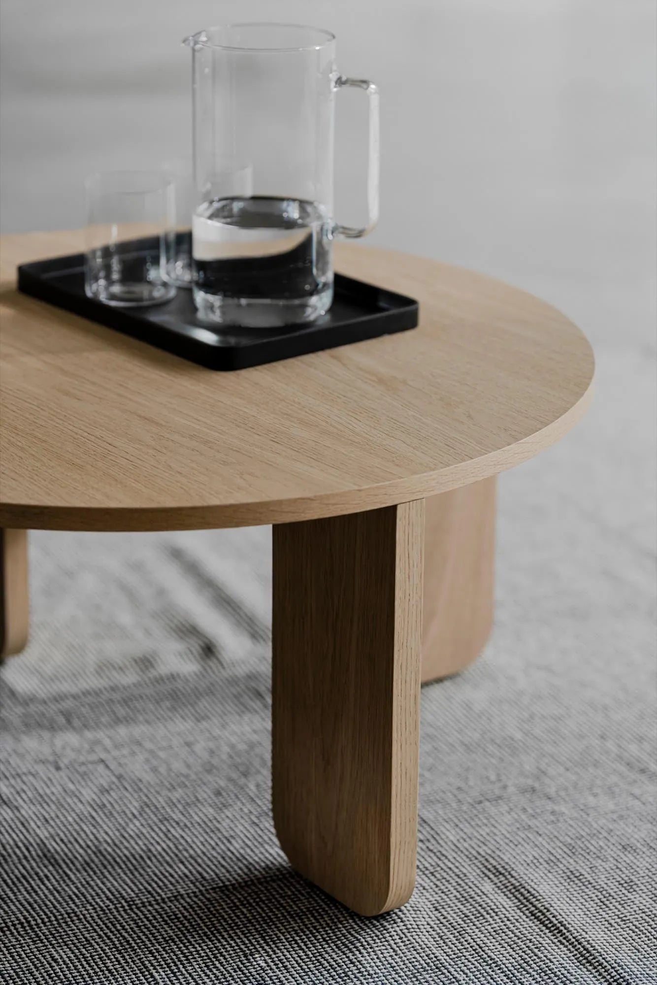 Eleganter Kuvu Tisch: Minimalistisches Design für zeitlose Räume.