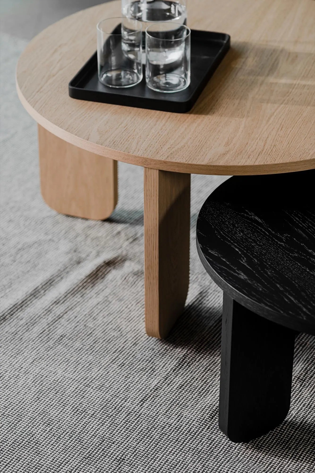 Eleganter Kuvu Tisch: Perfekte Symbiose aus Stil und Funktionalität.