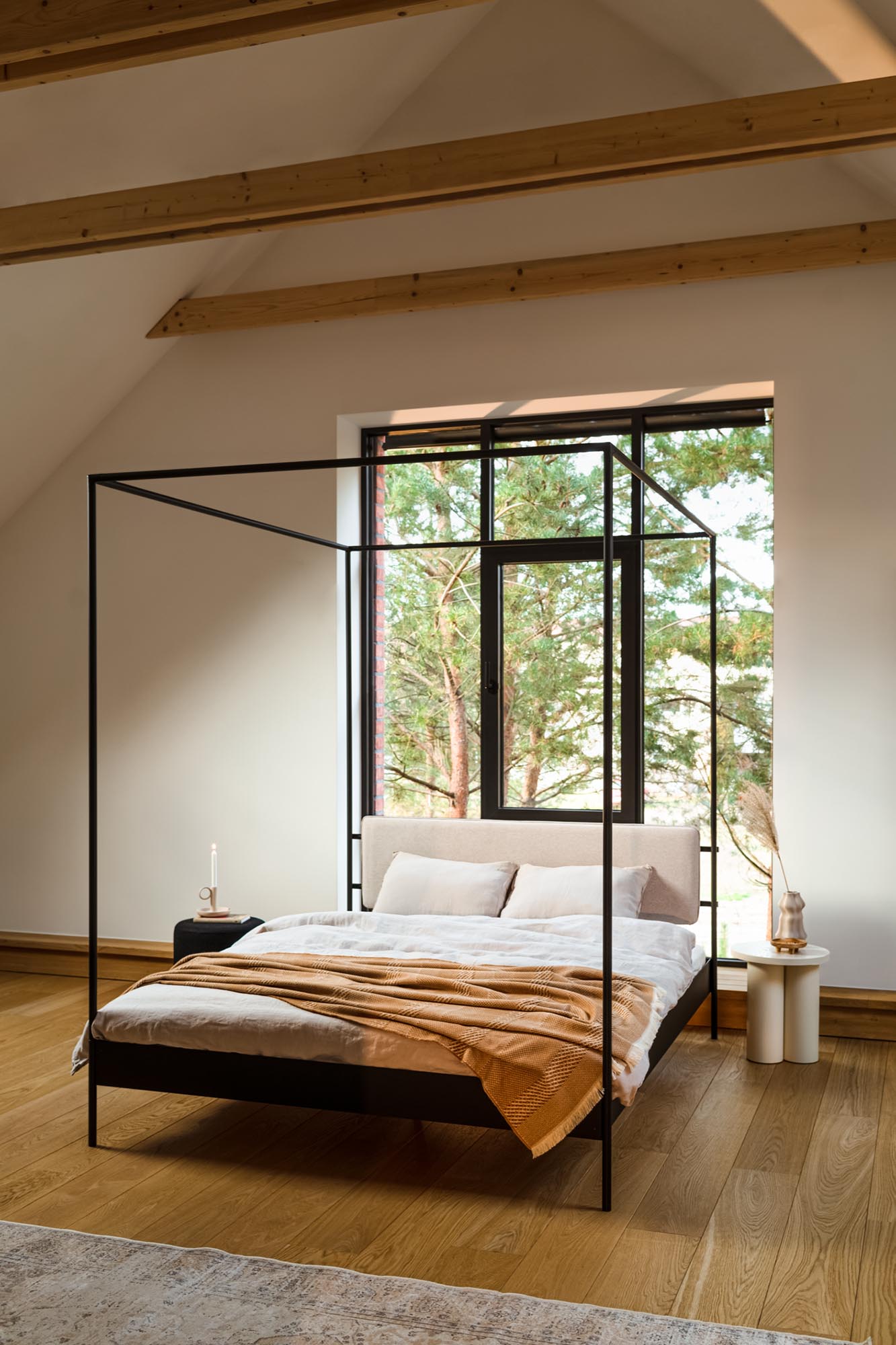 Modernes Eton Bett von Noo.ma: Komfort mit Kopfteil und Lattenrost.