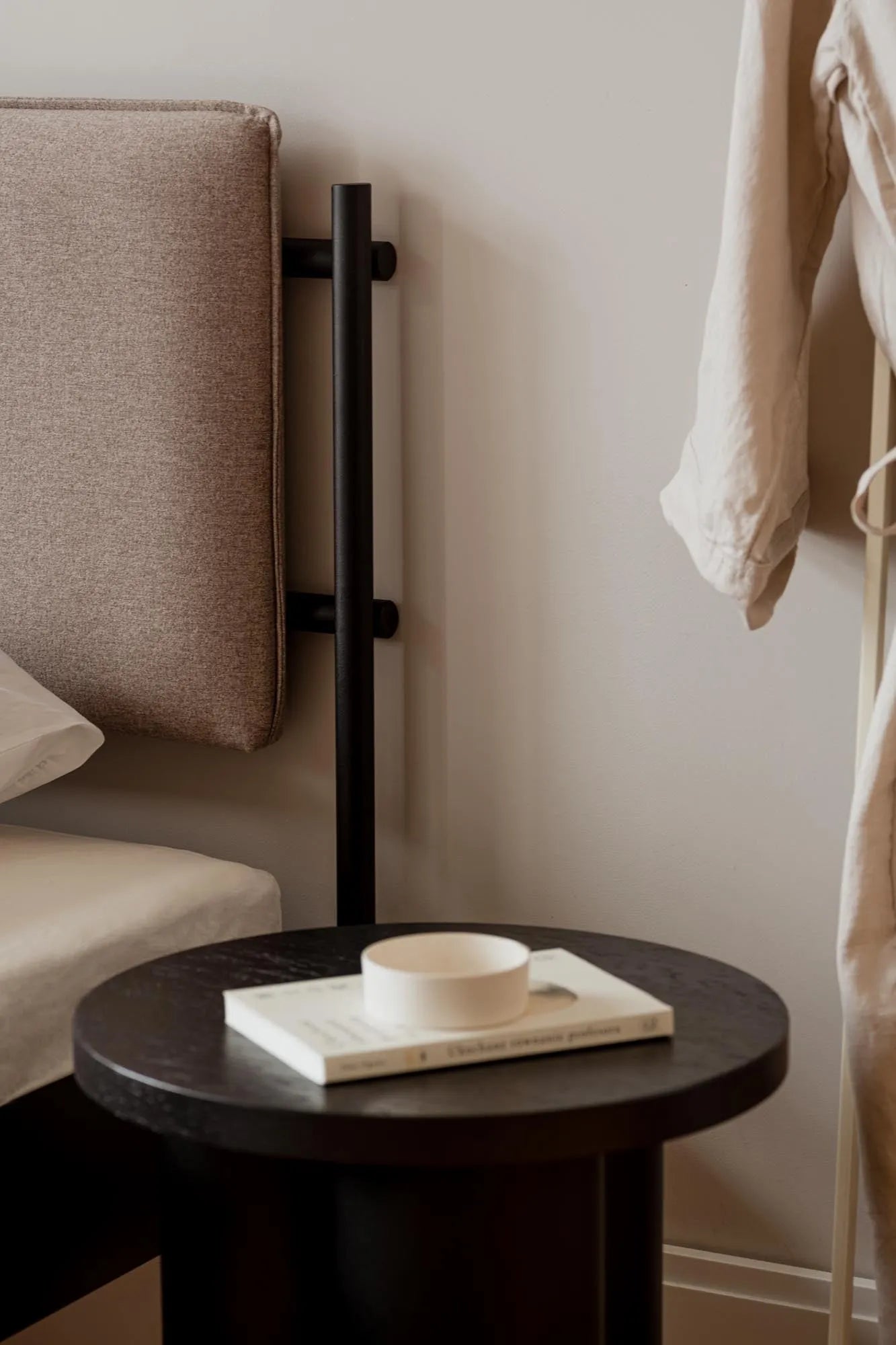 Elegantes Eton Bett Basic mit Kopfteil und Lattenrost von Noo.ma.