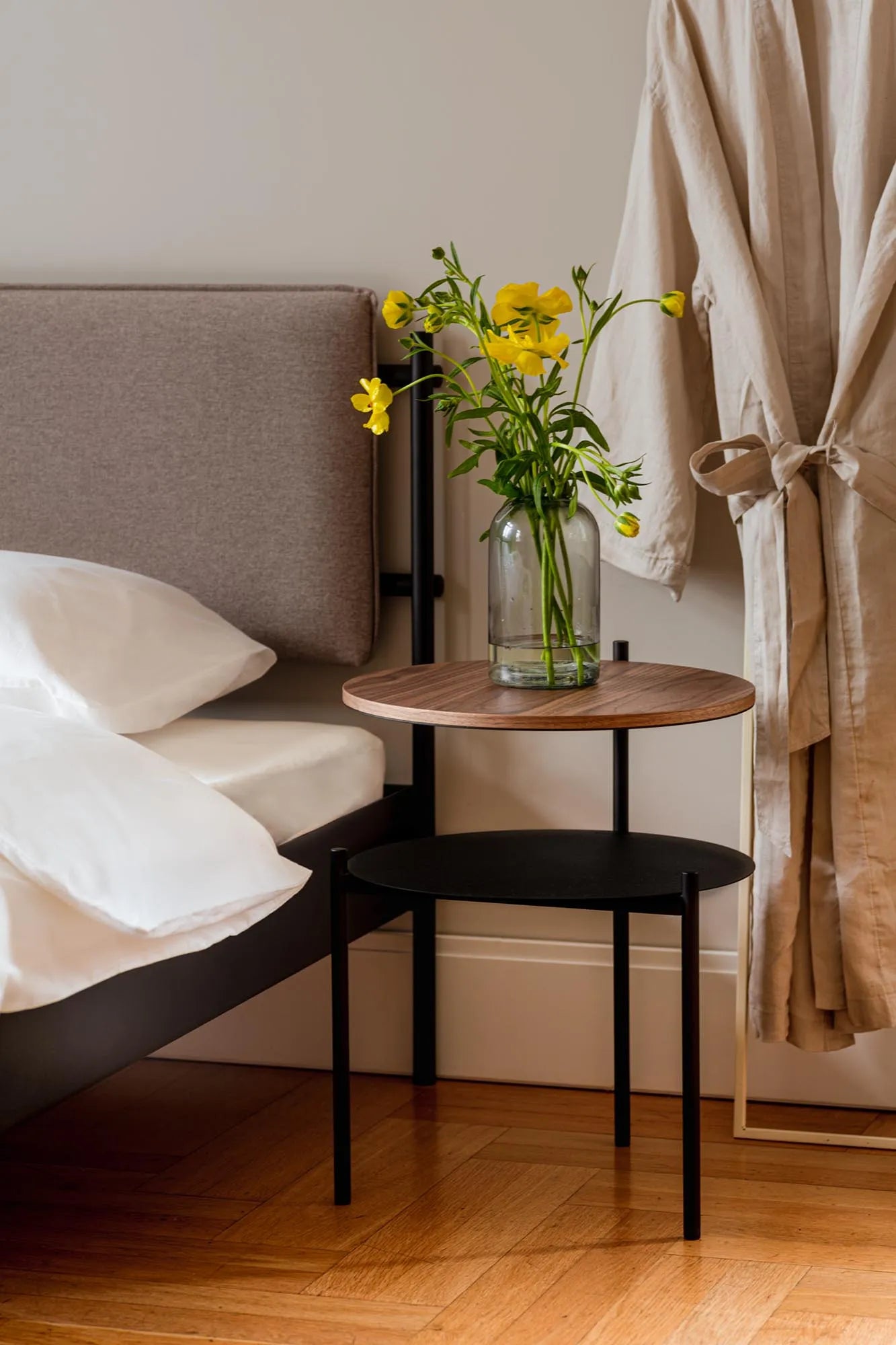Elegantes Eton Bett Basic mit Kopfteil und Lattenrost von Noo.ma.