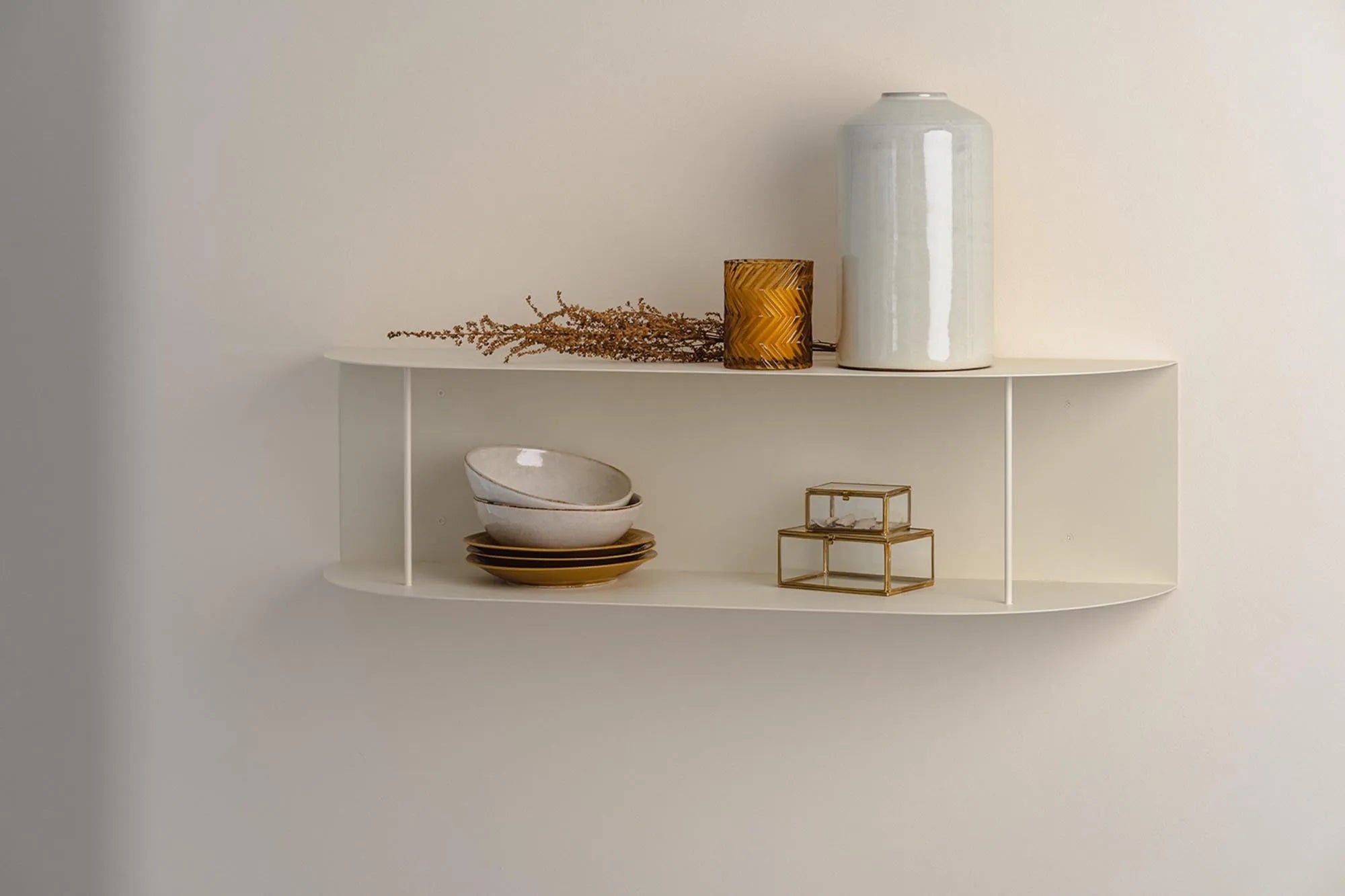 Lina Wandregal von Noo.ma: Eleganz und Stauraum in einem Design.