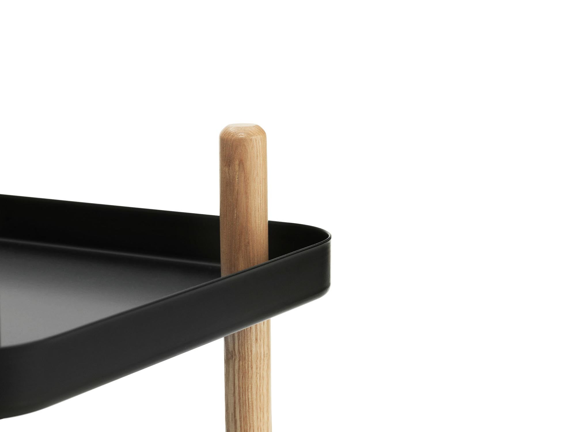 Entdecken Sie den Block Tisch von Normann Copenhagen – ein eleganter, mobiler Beistelltisch, der durch sein modernes Design und vielseitige Einsatzmöglichkeiten besticht.