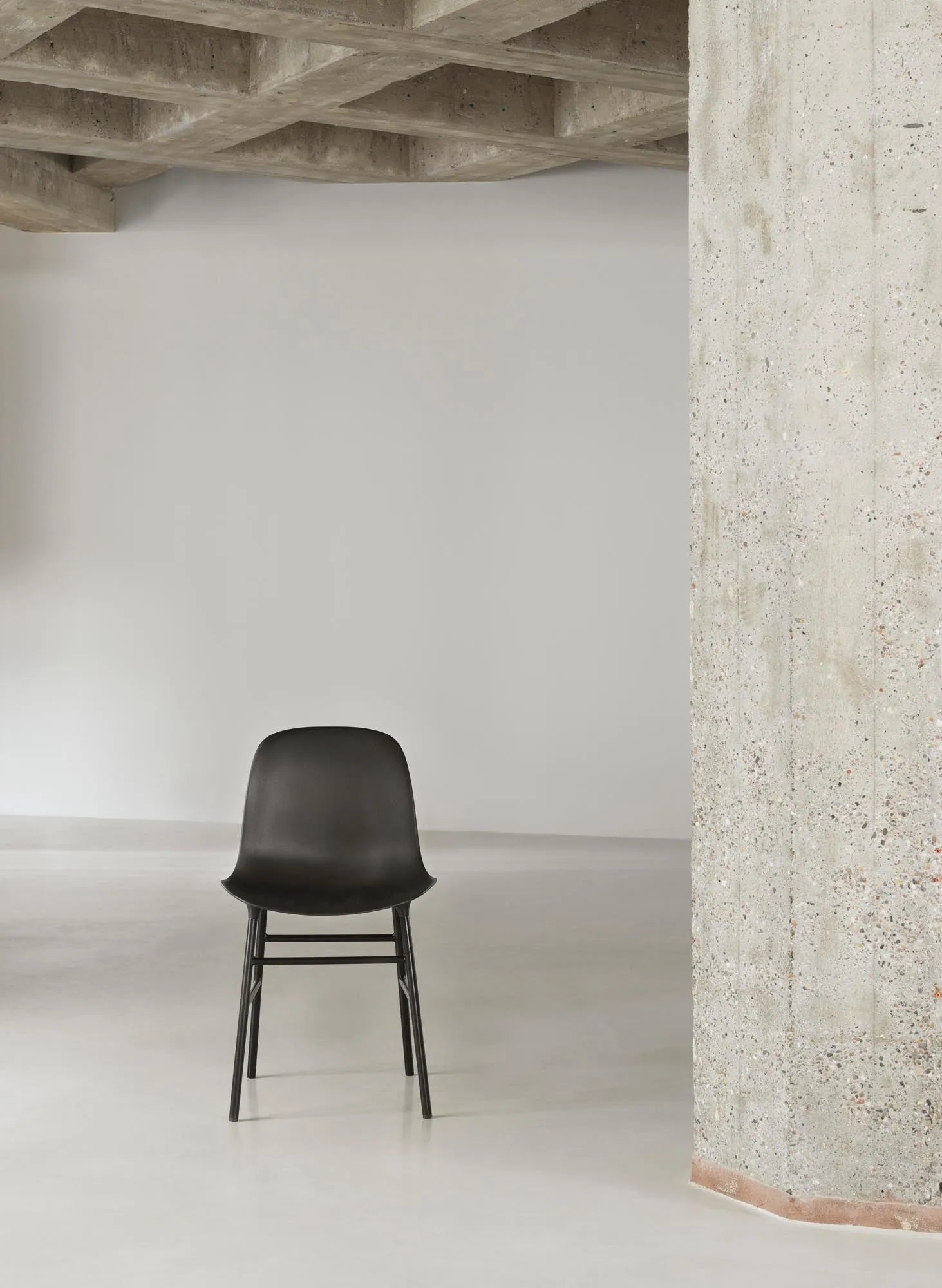Form Stuhl: Skandinavische Ästhetik trifft auf innovatives Design.
