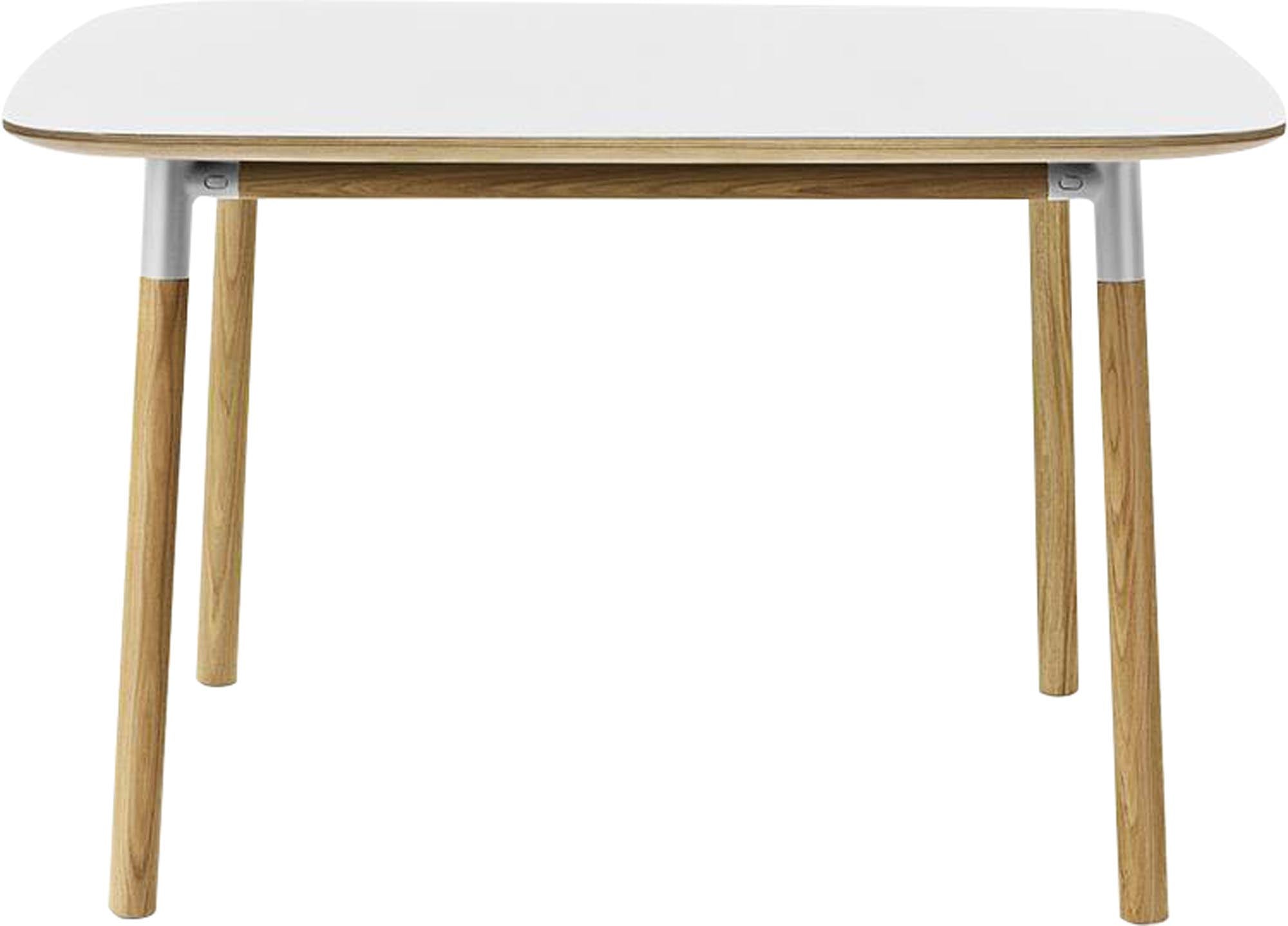 Der Form Tisch 120x120 von Normann Copenhagen besticht durch minimalistisches Design, Eiche und Linoleum für zeitlose Eleganz.