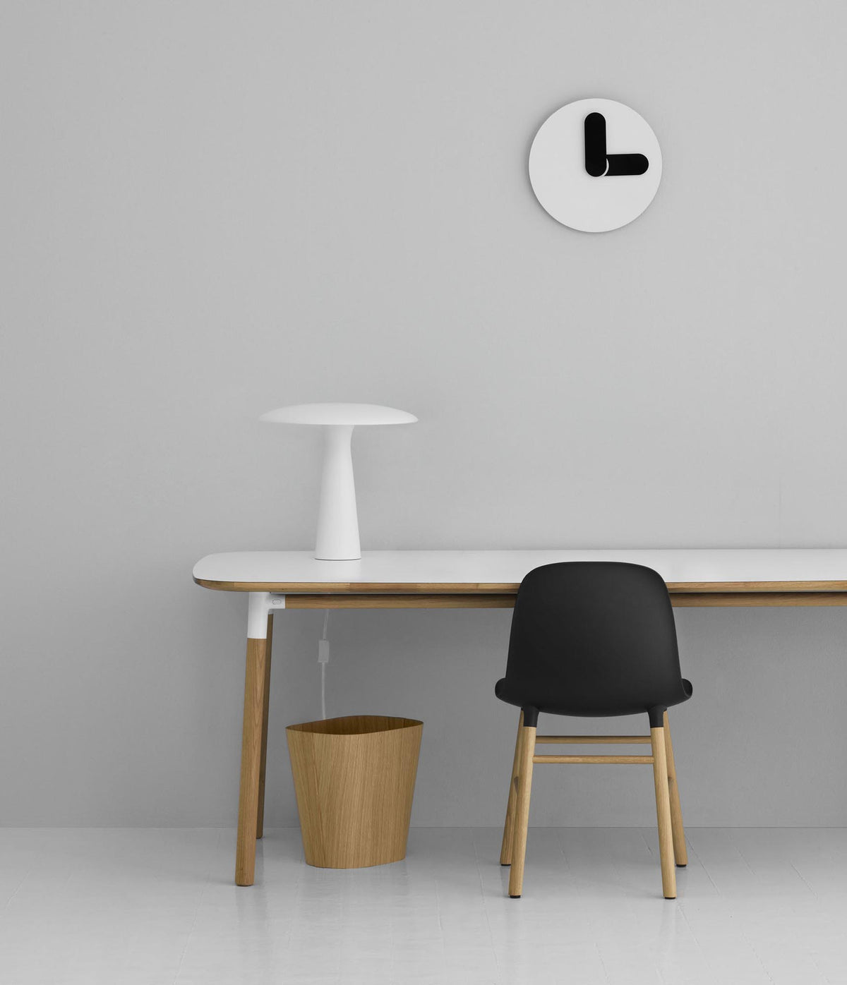 Form Tisch 95 x 200 in Weiss präsentiert im Onlineshop von KAQTU Design AG. Esstisch ist von Normann Copenhagen