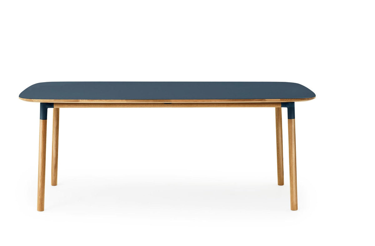Form Tisch 95 x 200 in Blau präsentiert im Onlineshop von KAQTU Design AG. Esstisch ist von Normann Copenhagen