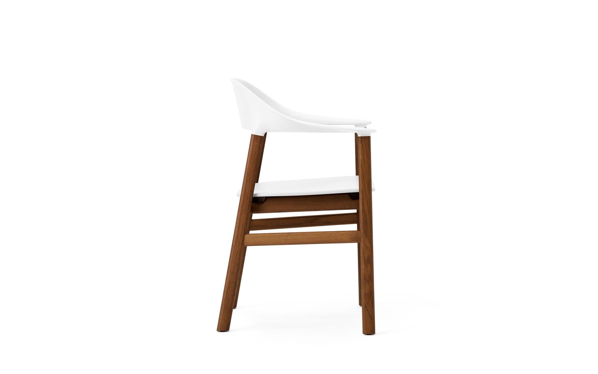 Der Herit Armlehnstuhl von Normann Copenhagen vereint skandinavisches Design mit höchstem Komfort und stilvoller Ästhetik.