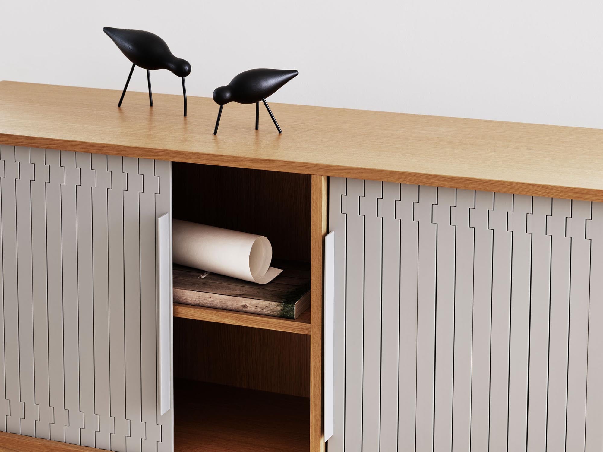 Modernes Jalousi Sideboard in Grau: Stilvolle Aufbewahrung mit hochwertiger Verarbeitung und vielseitigen Einsatzmöglichkeiten.