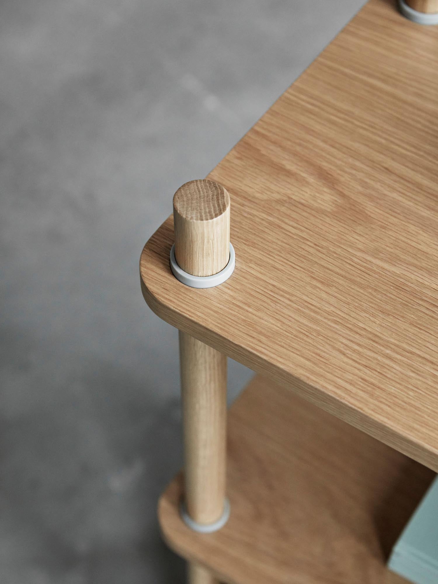Elegantes Jam Regal von Normann Copenhagen: Werkzeugloser Aufbau, weiche Rundungen, vielseitig für Wohnräume.