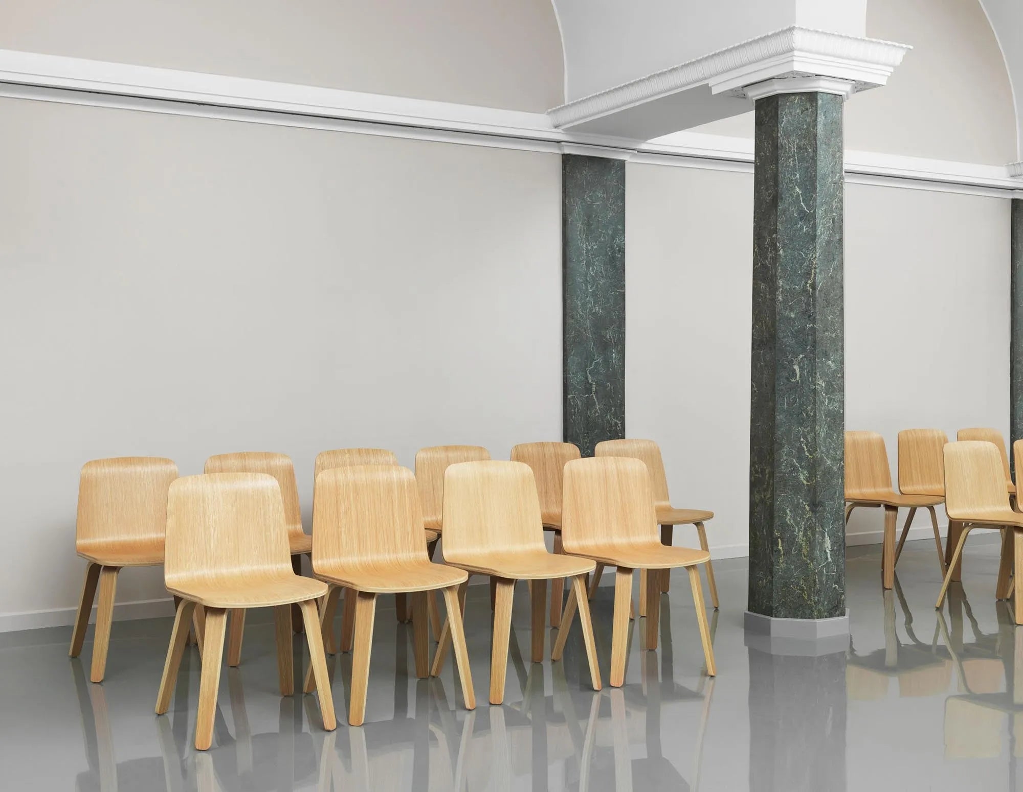 Eleganter Just Stuhl von Normann Copenhagen für modernes Wohnen.
