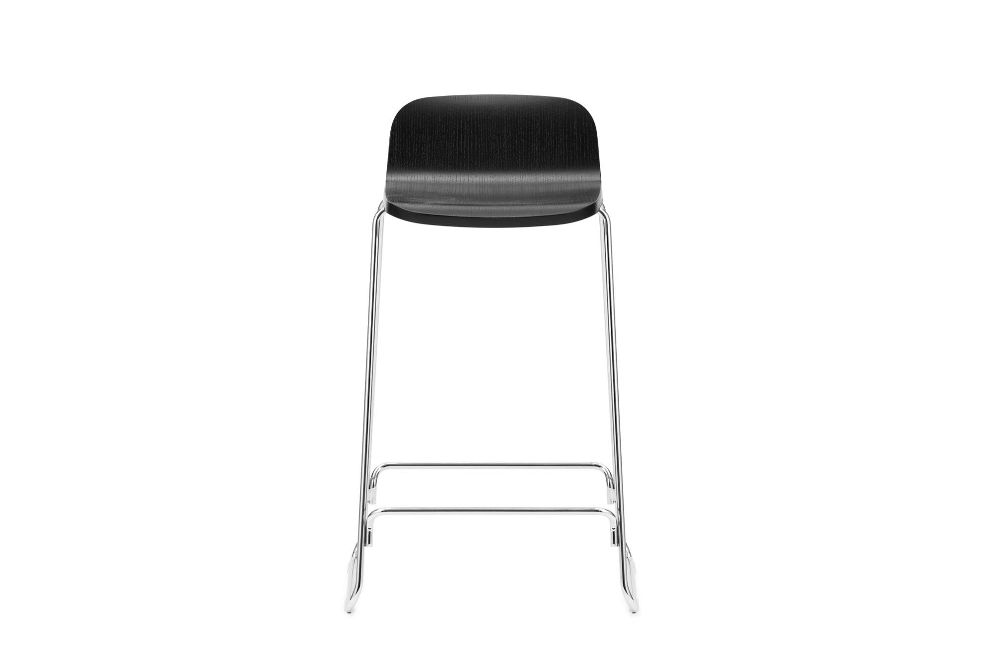 Erleben Sie den Just Barhocker mit Lehne von Normann Copenhagen – ein zeitloses Designhighlight, das in jedem Raum für stilvolle Akzente sorgt.