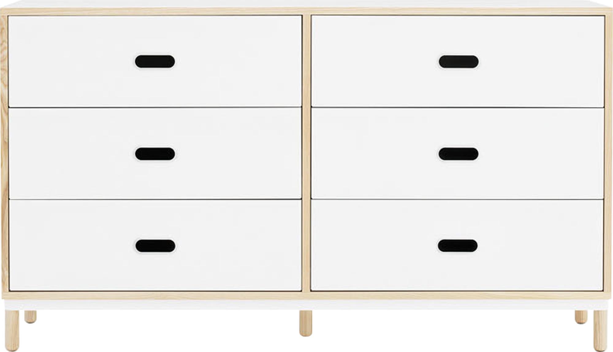 Die Kabino Kommode von Normann Copenhagen vereint urban-industriellen Stil mit minimalistischer Eleganz und funktionalen Details.