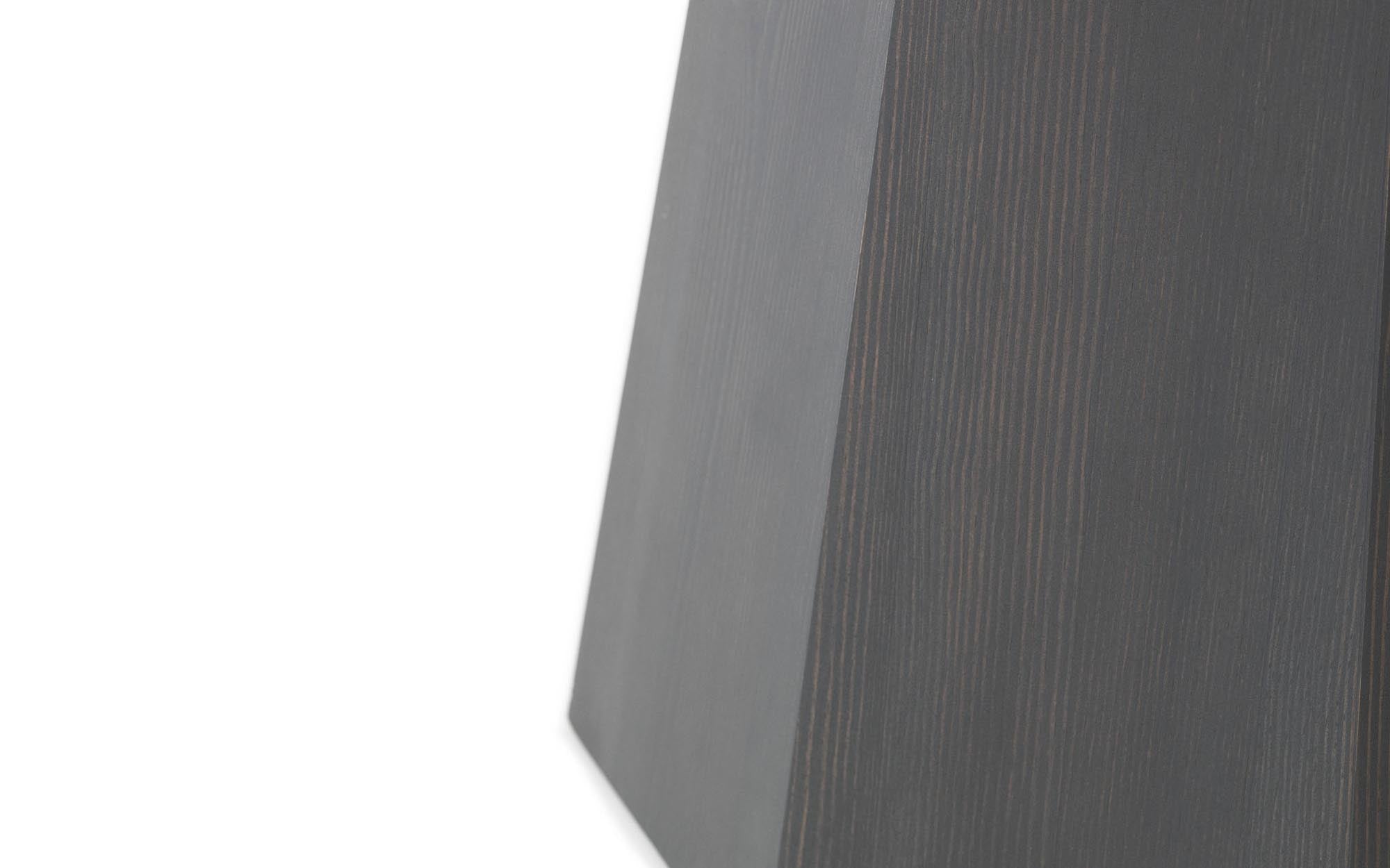 Entdecken Sie den kleinen Pine Tisch von Normann Copenhagen – ein eleganter Kieferntisch, der skandinavische Ästhetik und Funktionalität perfekt kombiniert.