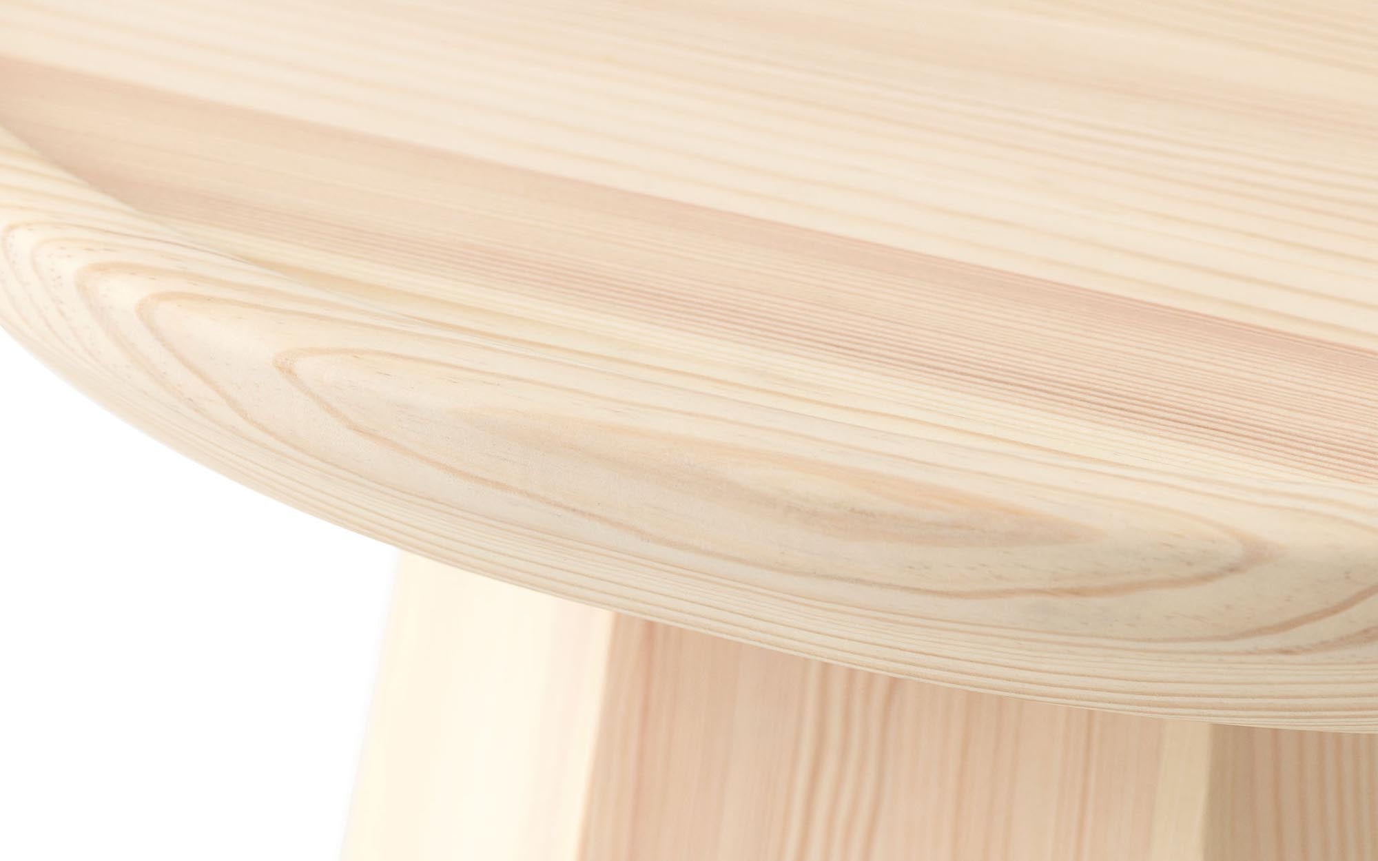 Pine Tisch Large: Stilvolle Robustheit für moderne Wohnräume.