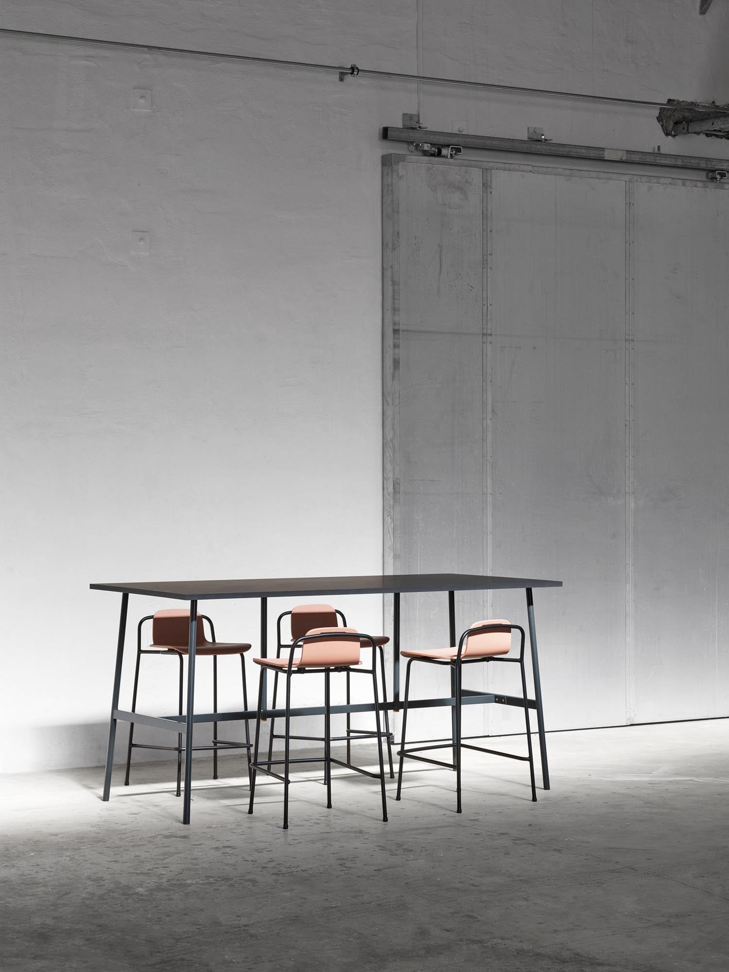 Studio Barhocker: Minimalistisches Design für moderne Räume.