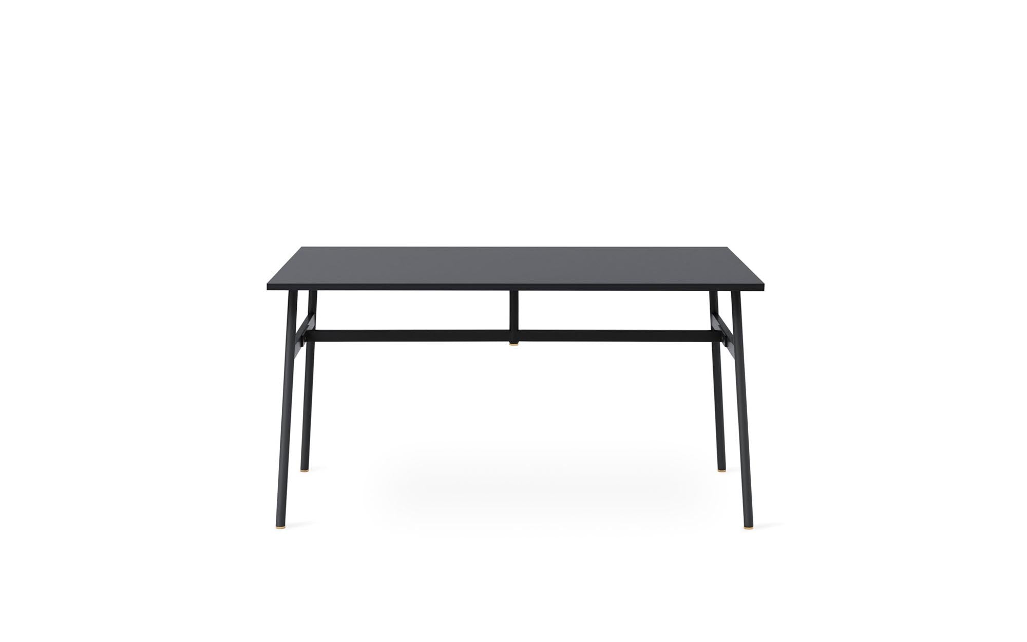 Entdecken Sie den Union Tisch von Normann Copenhagen – ein stilvolles Möbelstück, das modernes Design und praktische Nutzung vereint.