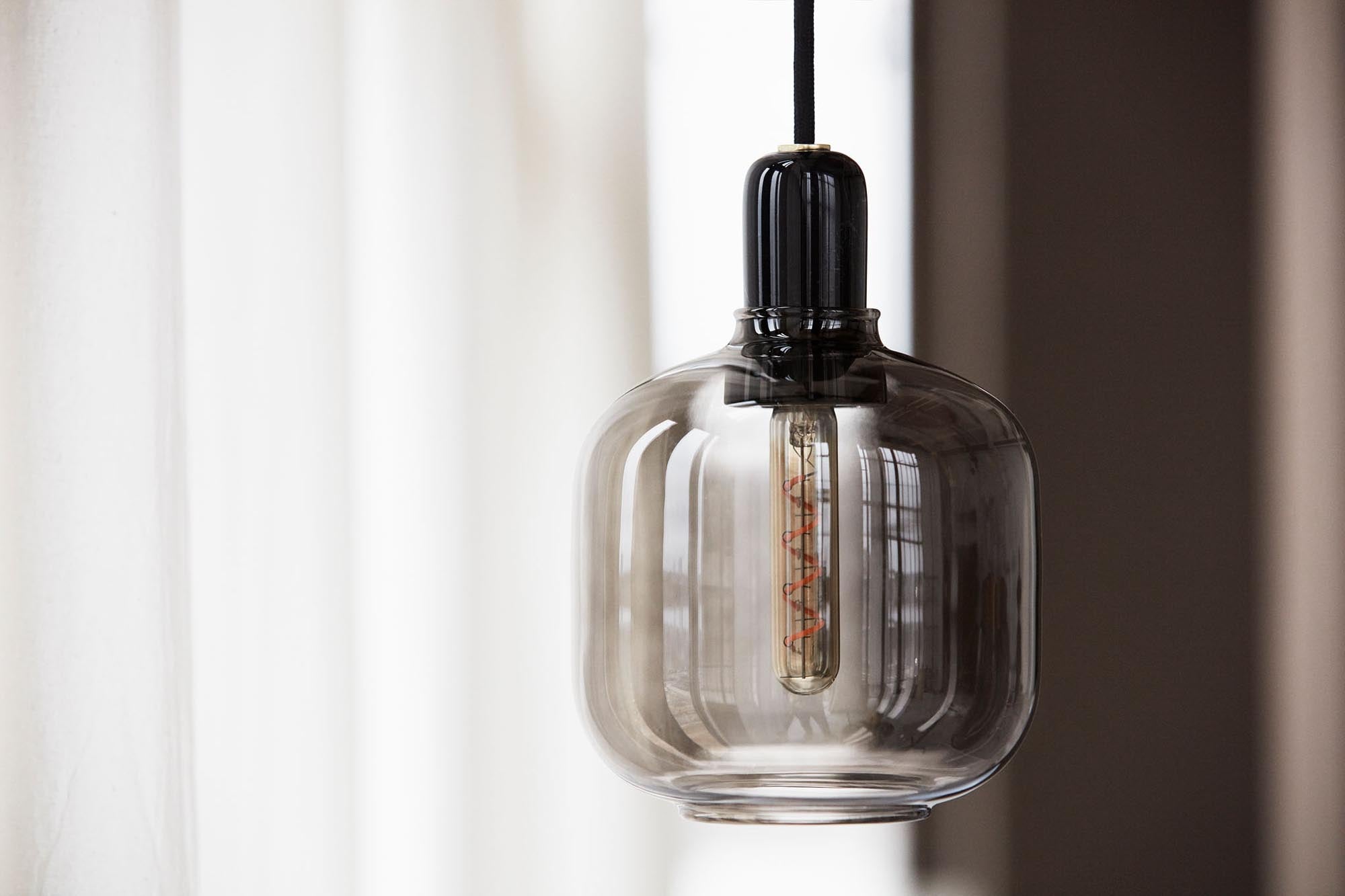 Stilvolle Amp Lampe klein EU aus Glas und Marmor von Normann Copenhagen.