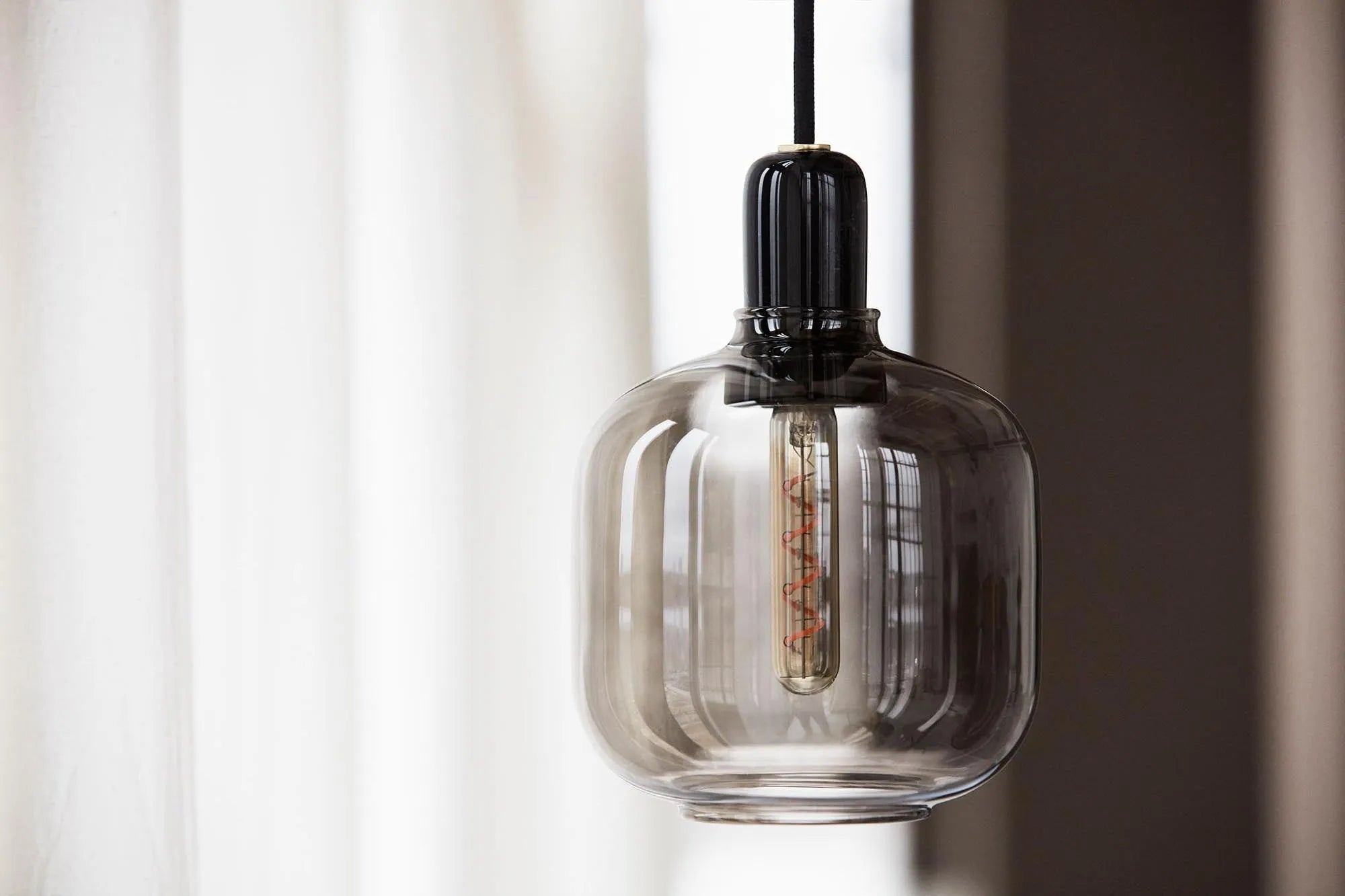Kleine Amp Lampe von Normann Copenhagen: Polierter Marmor, gefärbtes Glas, 2m Textilkabel, elegantes Design.