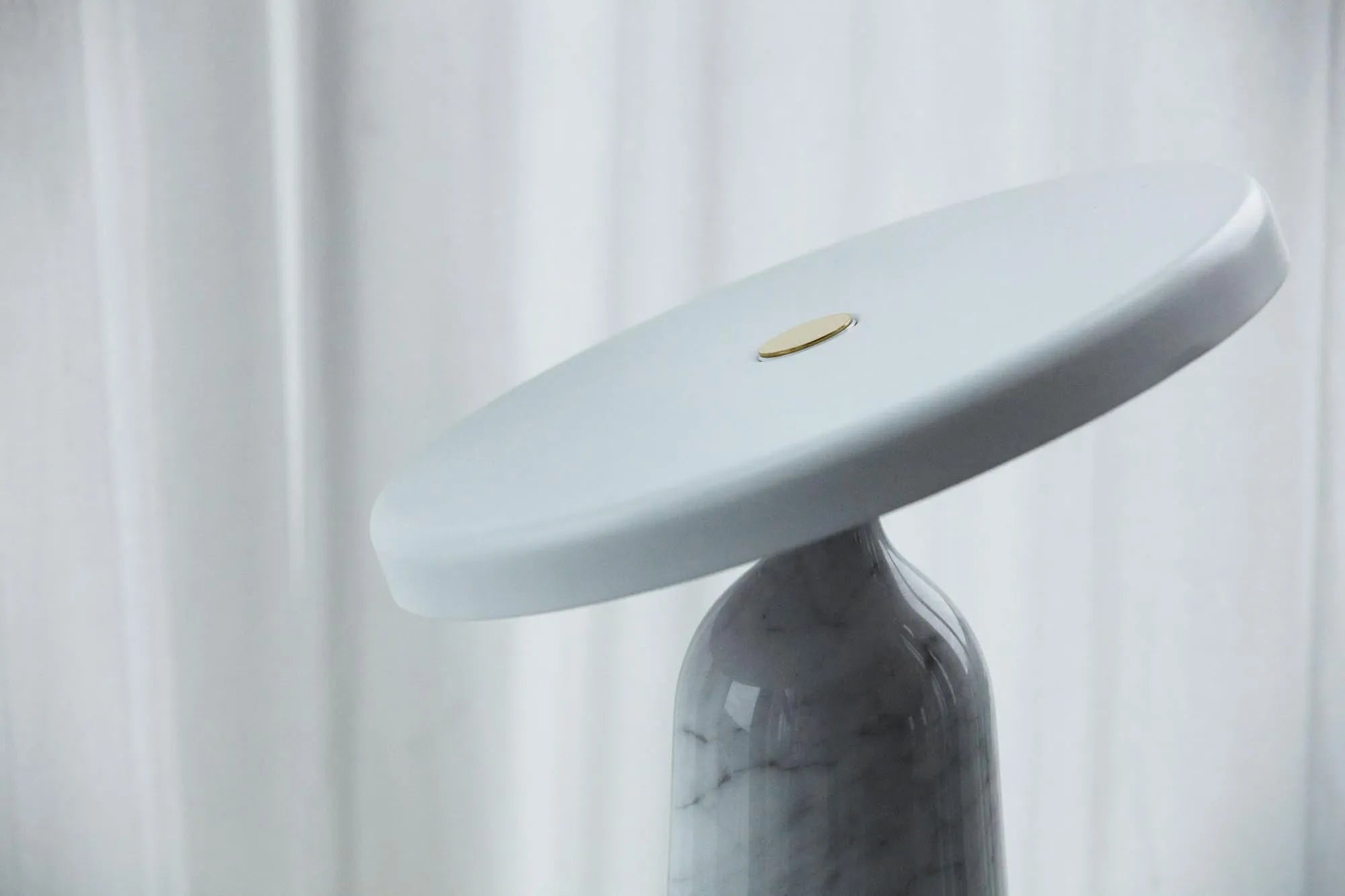 Eddy Tischlampe: Zeitloses Design trifft auf moderne Funktionalität.