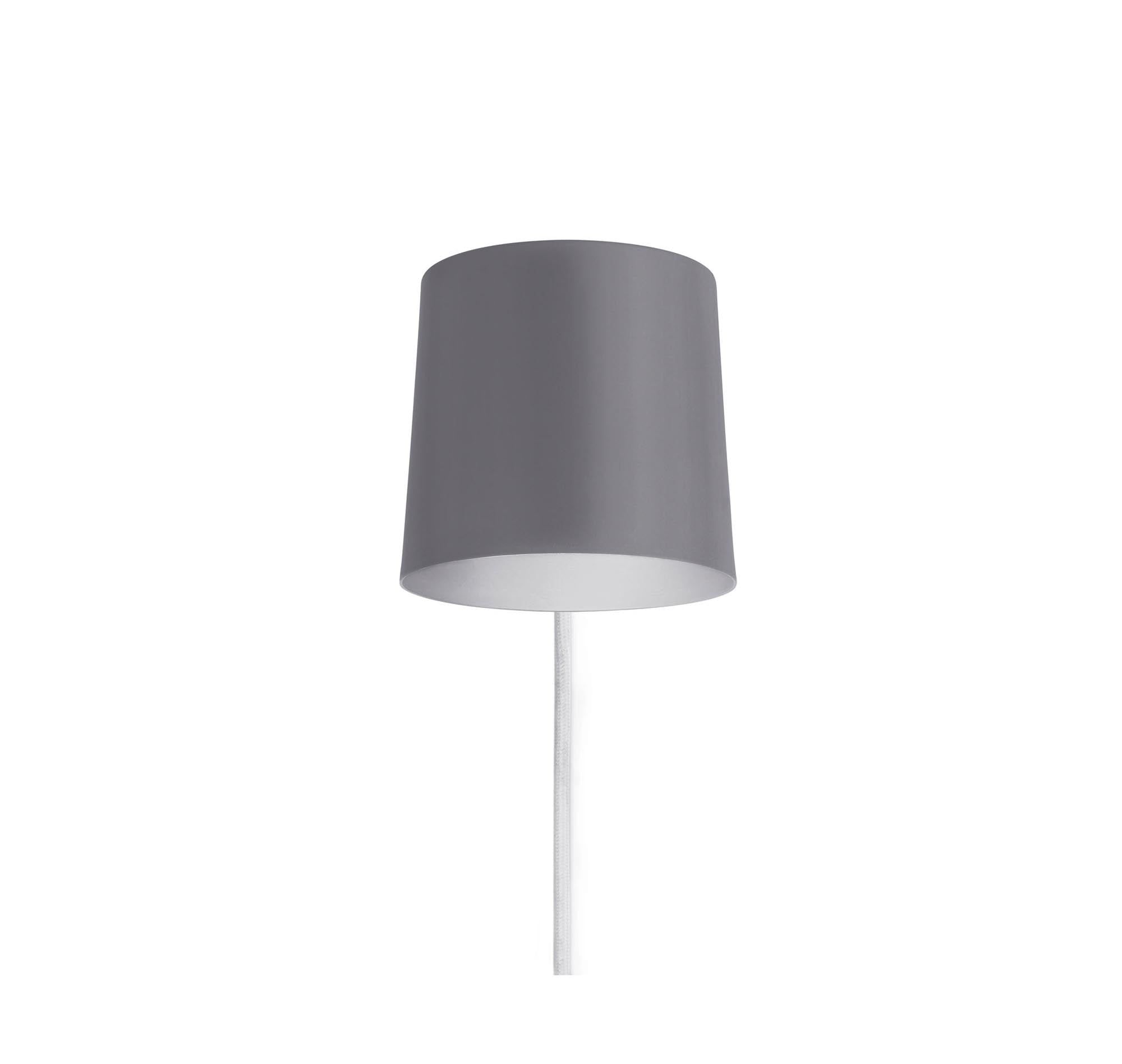 Entdecken Sie die Rise Wandleuchte EU grau von Normann Copenhagen – ein minimalistisches Meisterwerk, das Funktionalität und elegantes Design vereint.
