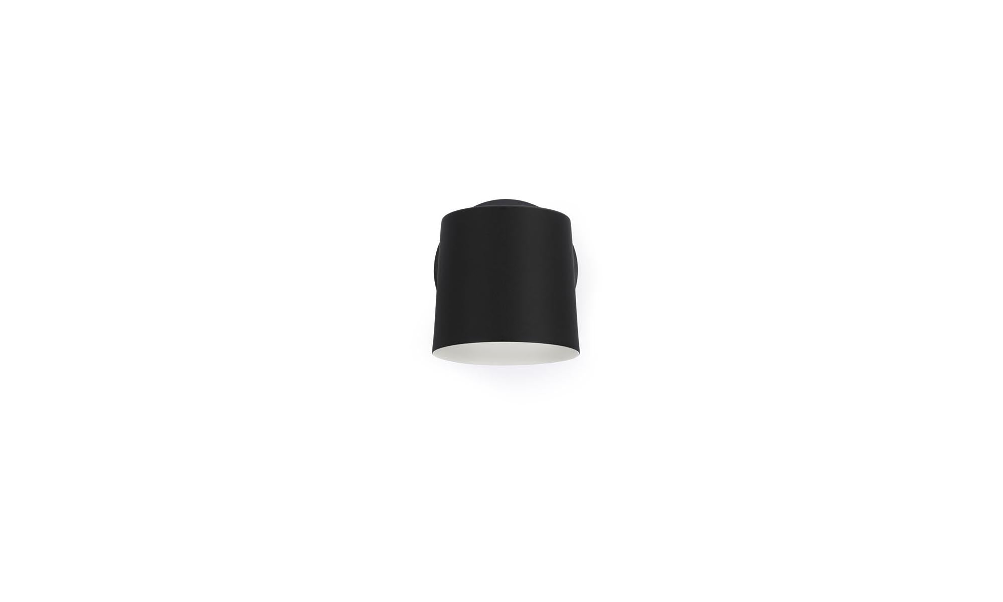 Entdecken Sie die elegante Rise Wandleuchte von Normann Copenhagen. Minimalistisches Design, flexible Beleuchtung und hochwertige Materialien vereinen sich in diesem stilvollen Lichtobjekt.