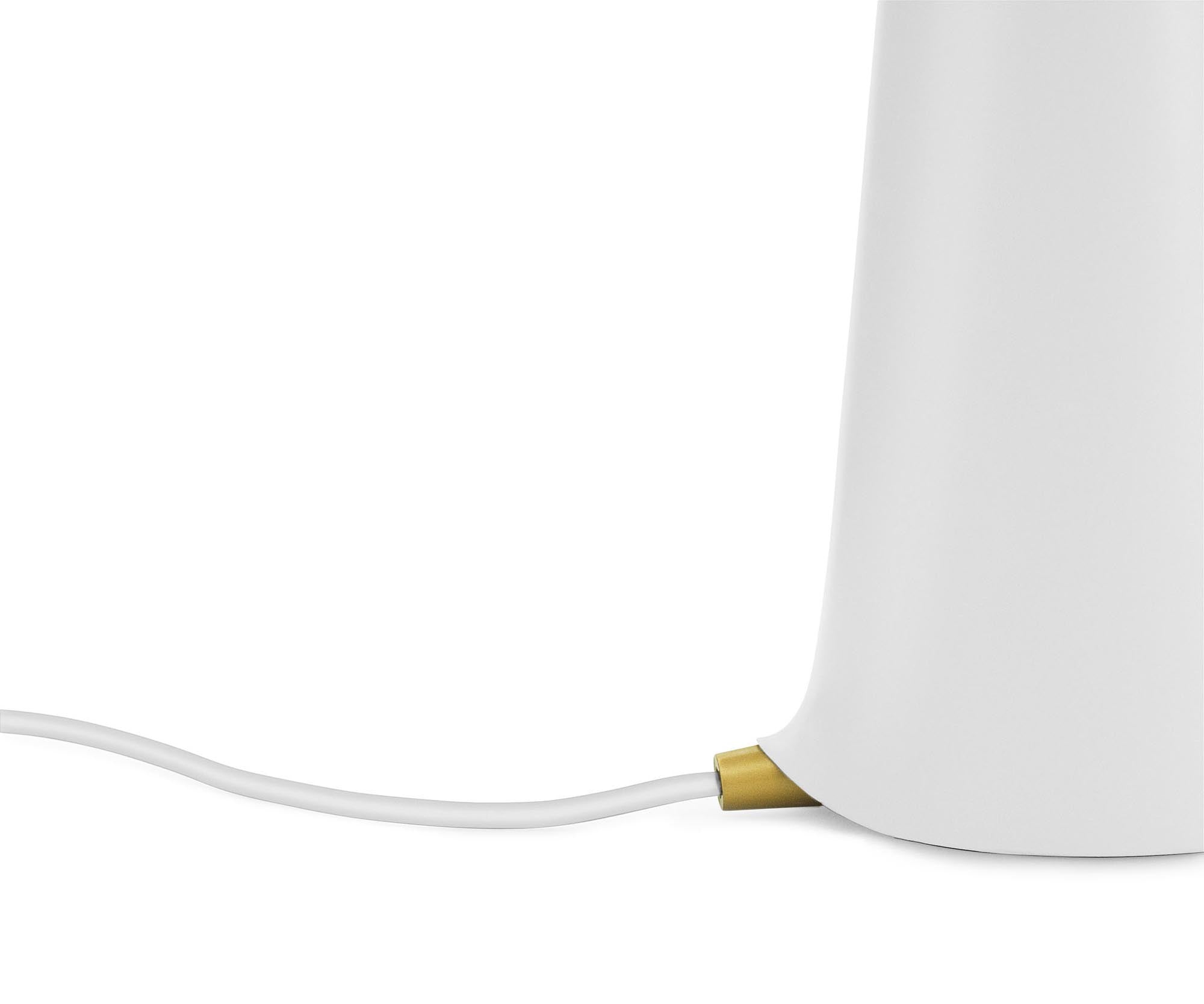 Entdecken Sie die elegante Shelter Tischlampe von Normann Copenhagen – ein modernes Lichtdesign, das jedem Raum eine besondere Atmosphäre verleiht.