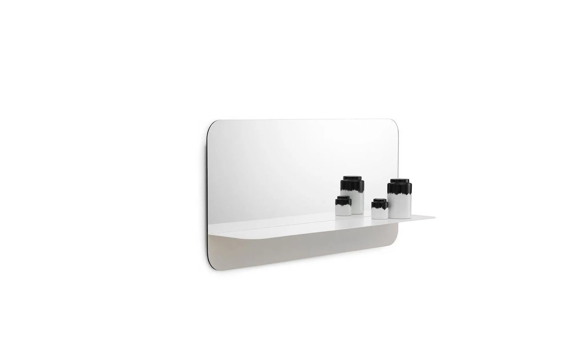 Horizon Wandspiegel: Modernes Design mit praktischer Ablagefläche.