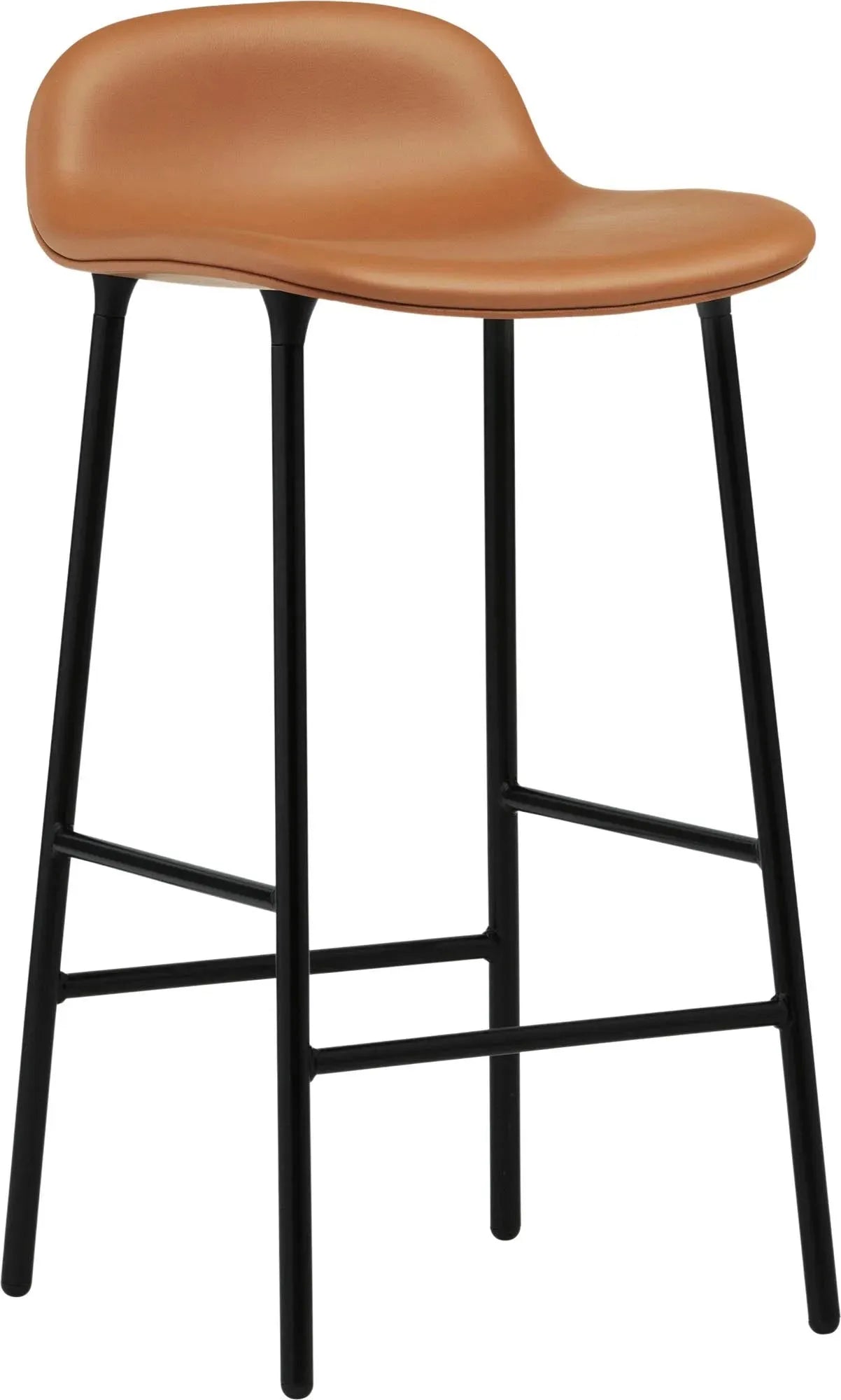 Der Form Barhocker von Normann Copenhagen vereint schlichtes Design, Funktion und Ästhetik. Handgefertigt mit Holz- oder Stahlrahmen und gepolstertem Sitz, bietet er über 40.000 Kombinationsmöglichkeiten mit hochwertigen Stoffen und Leder.
