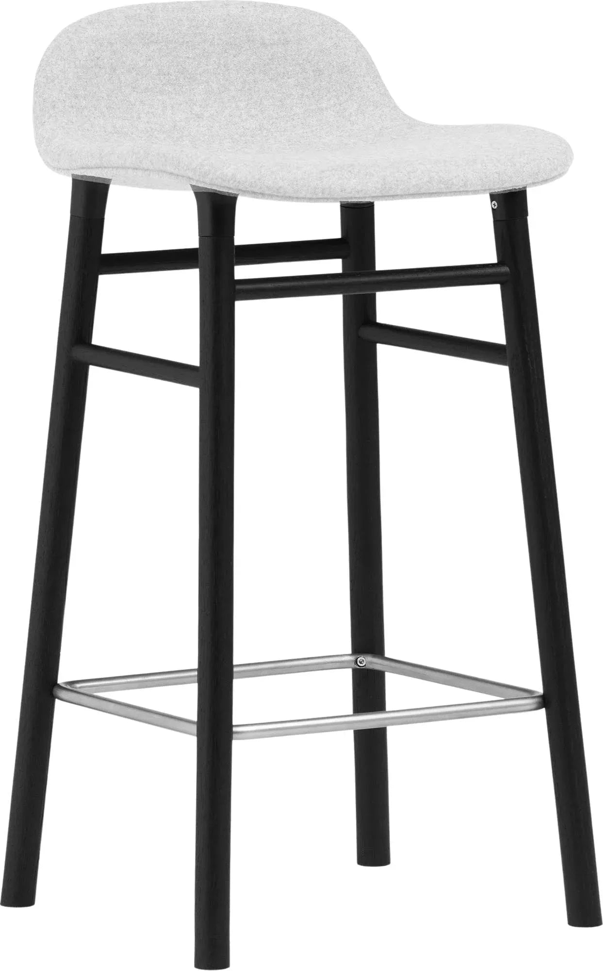 Der Form Barhocker von Normann Copenhagen vereint schlichtes Design, Funktion und Ästhetik. Handgefertigt mit Holz- oder Stahlrahmen und gepolstertem Sitz, bietet er über 40.000 Kombinationsmöglichkeiten mit hochwertigen Stoffen und Leder.