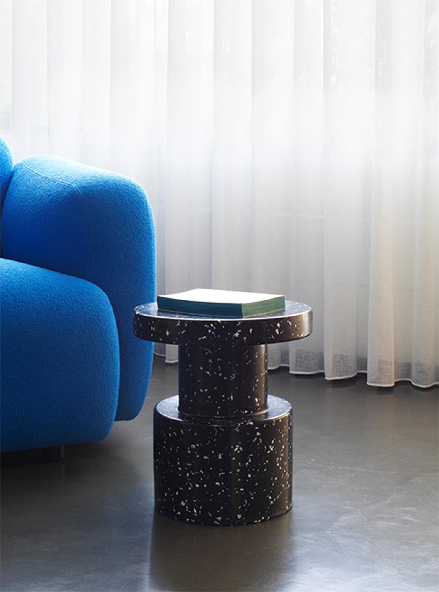 Entdecken Sie den skulpturalen Bit Hocker von Normann Copenhagen – ein nachhaltiges, vielseitiges Möbelstück für drinnen und draußen.