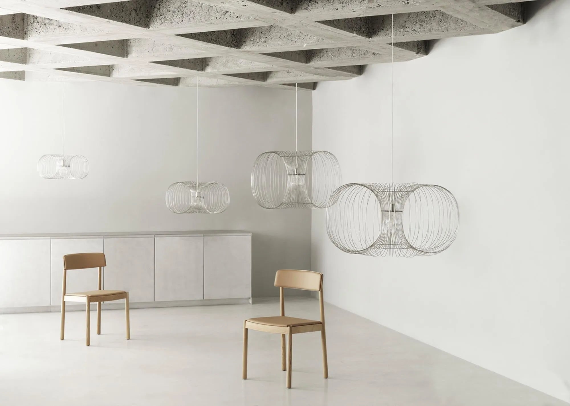 Coil Lampe von Normann Copenhagen: Modernes Design trifft Funktionalität.