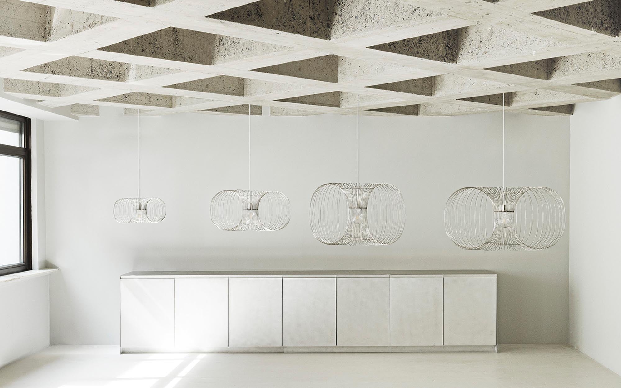 Coil Lampe: Elegante Lichtquelle mit skandinavischem Flair.
