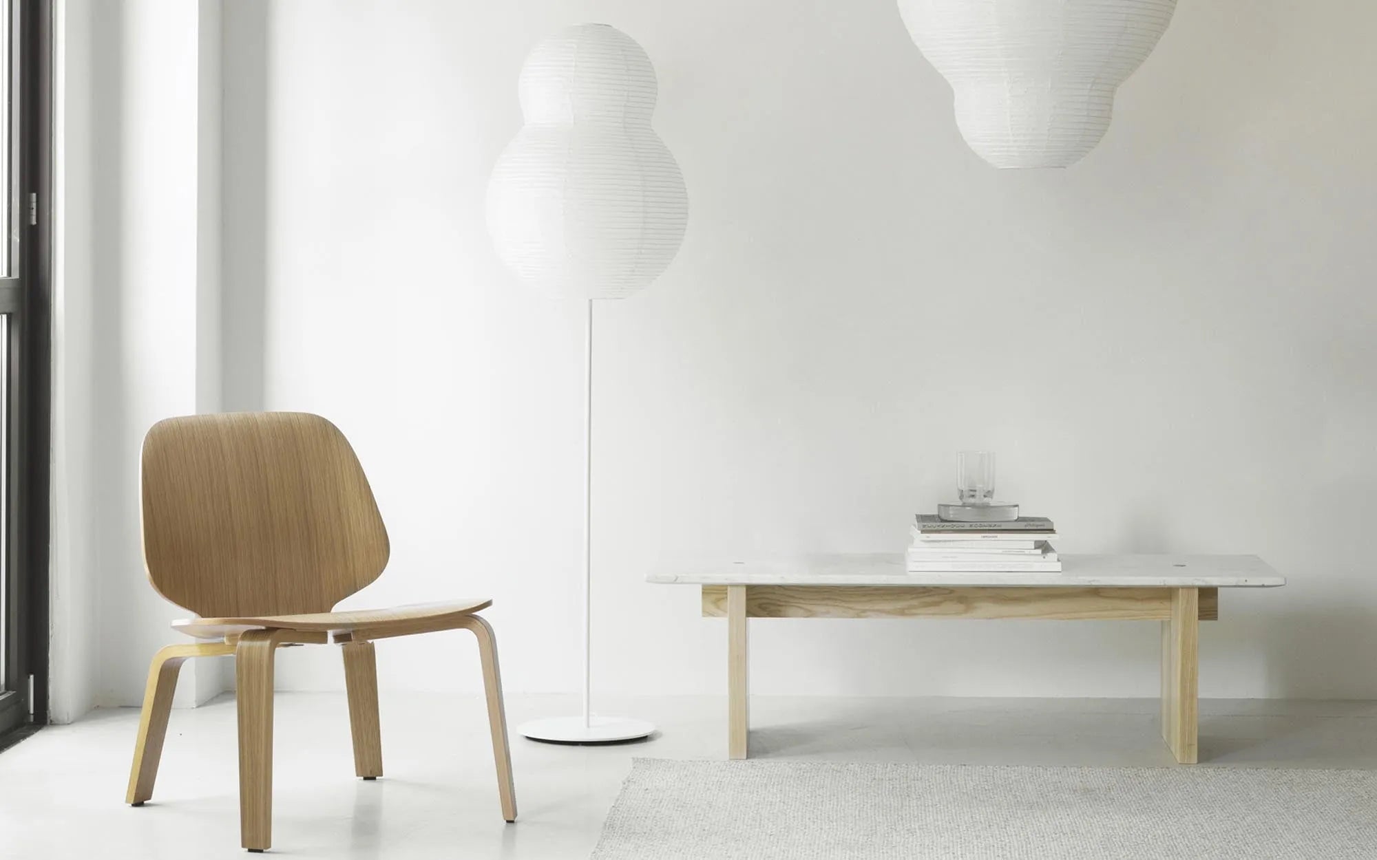 Elegante Puff Stehleuchte von Normann Copenhagen für stilvolle Räume.