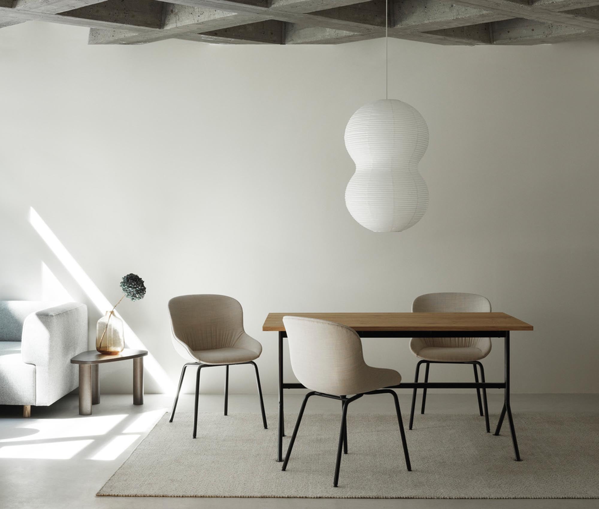Kip Schreibtisch von Normann Copenhagen: Elegantes Design vereint mit praktischer Nutzung für modernes Arbeiten im skandinavischen Stil.