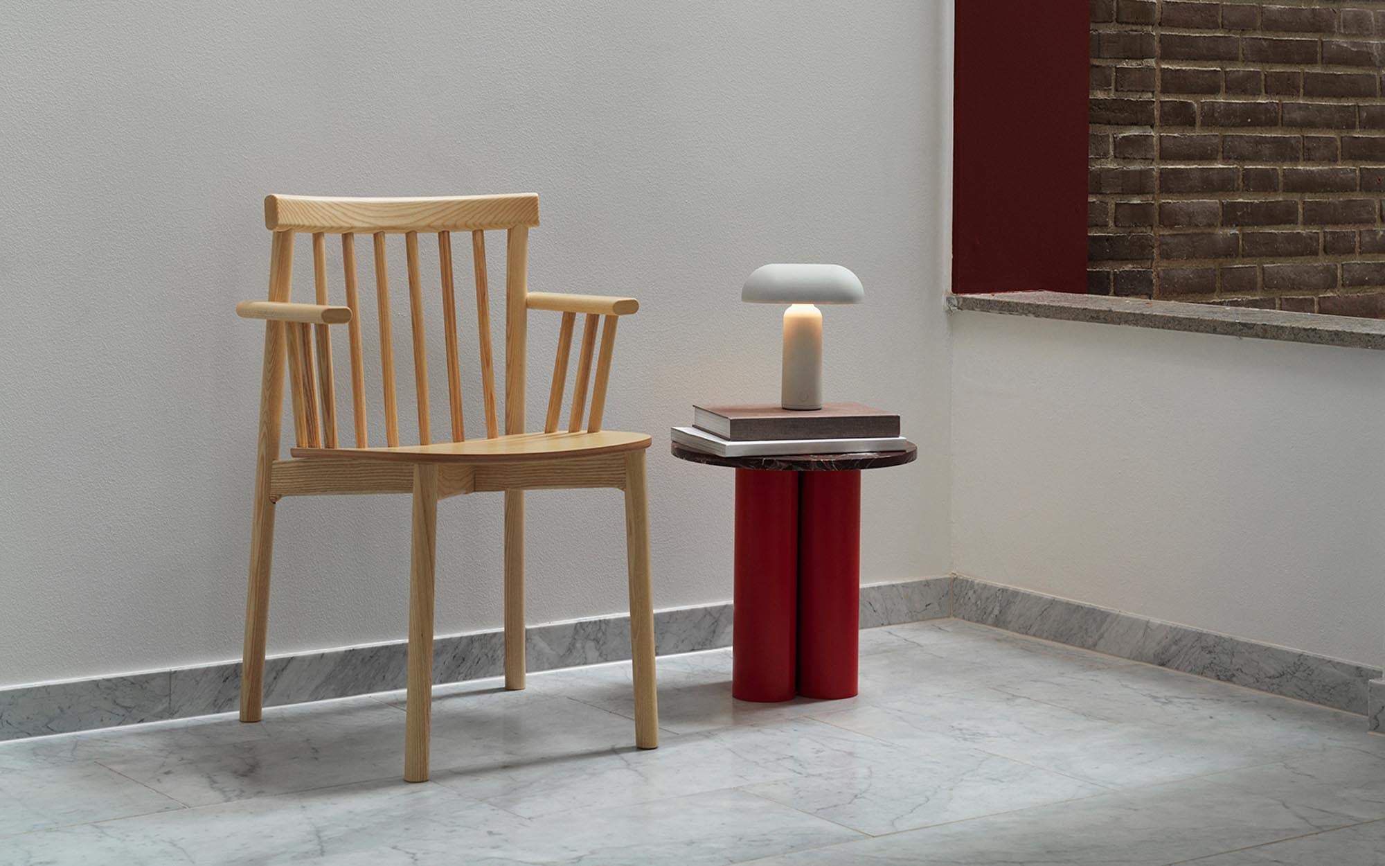 Erleben Sie den Pind Armlehnstuhl von Normann Copenhagen – ein elegantes Möbelstück, das Komfort und skandinavisches Design vereint.