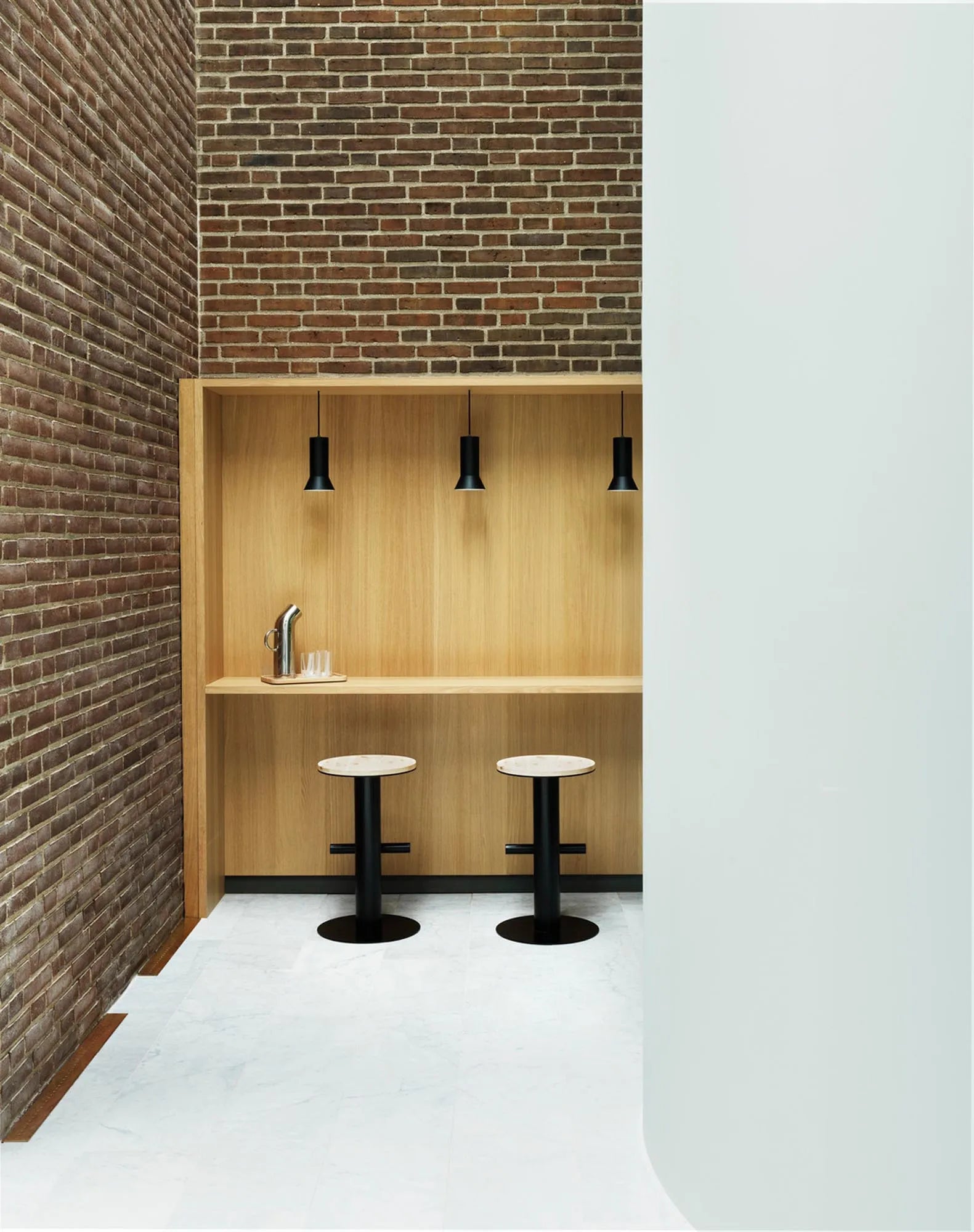 Eleganter Pole Barhocker von Normann Copenhagen für stilvolle Räume.