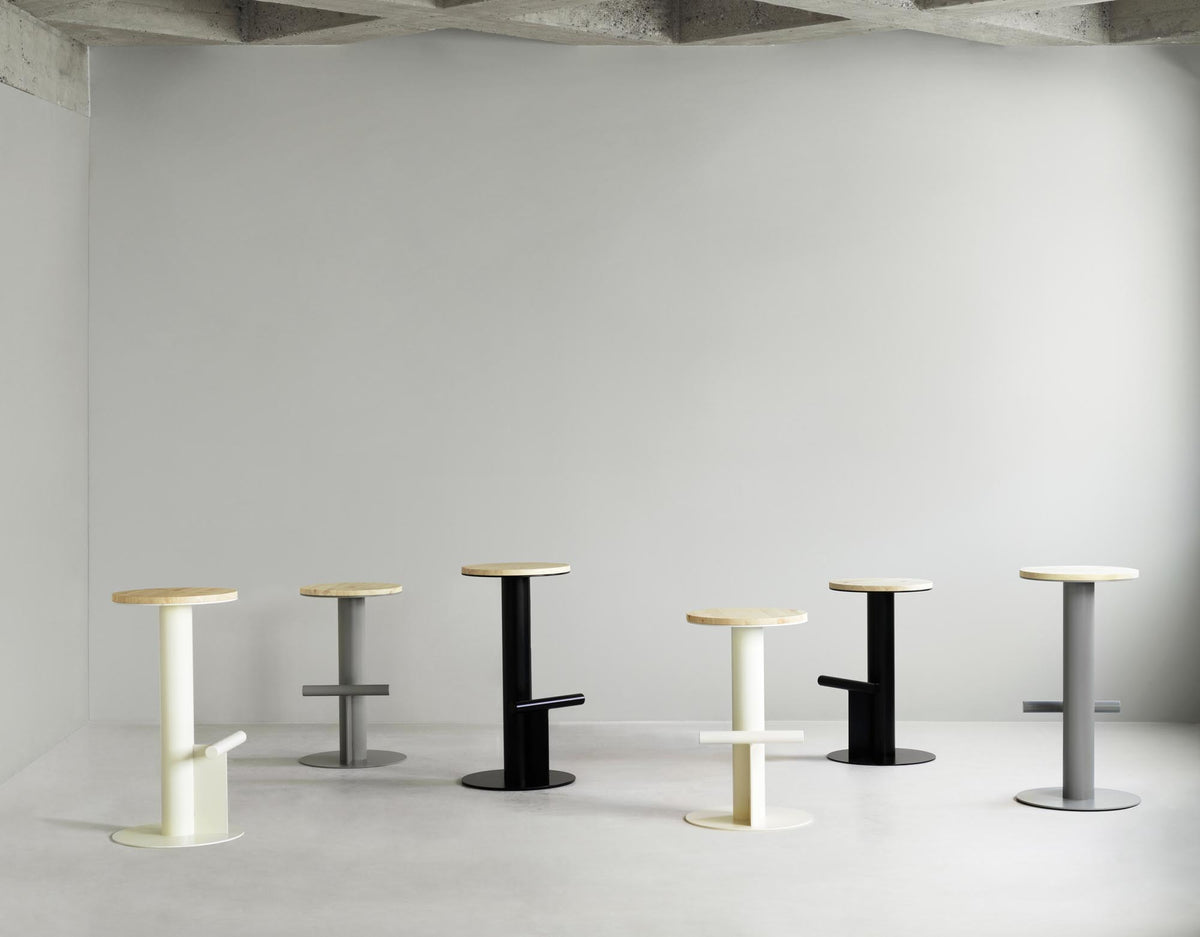 Pole Barhocker in Kiefer/Schwarz präsentiert im Onlineshop von KAQTU Design AG. Barhocker ist von Normann Copenhagen