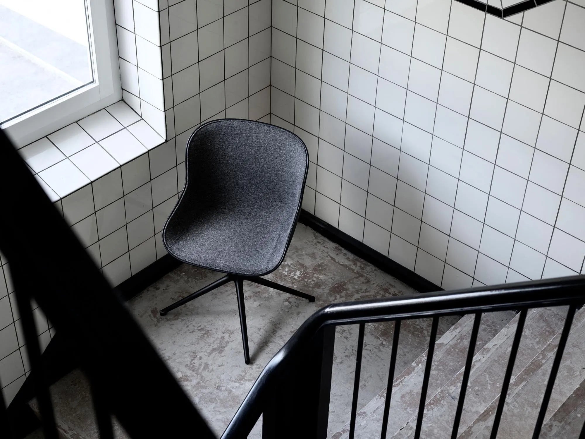 Stilvoller schwarzer Hyg Drehsessel mit Frontpolster von Normann.